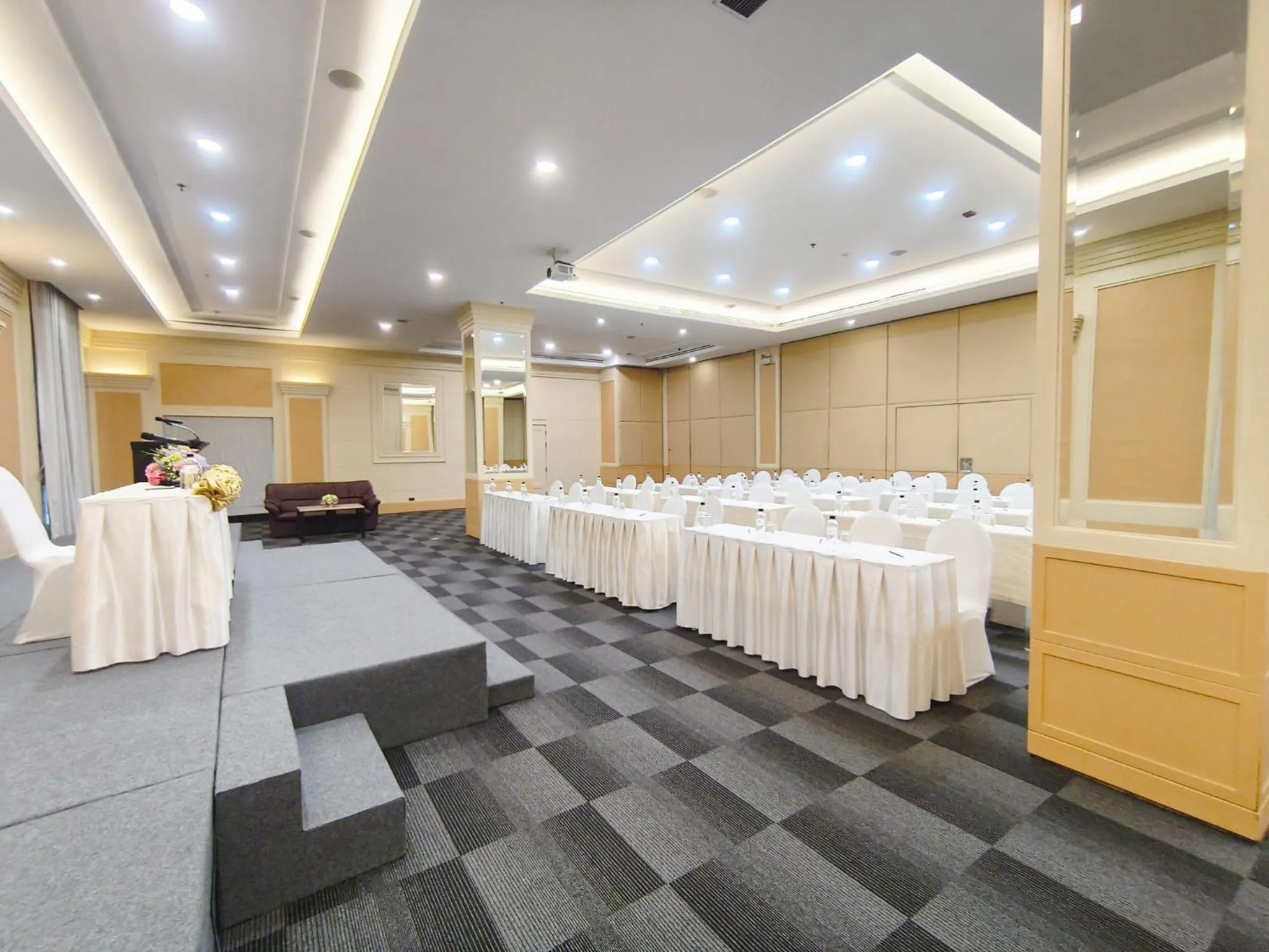 Meeting/conference room in The Quarter Saphankhwai by UHG
