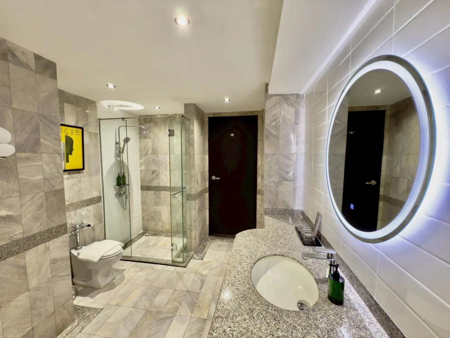 Shower in The Quarter Saphankhwai by UHG