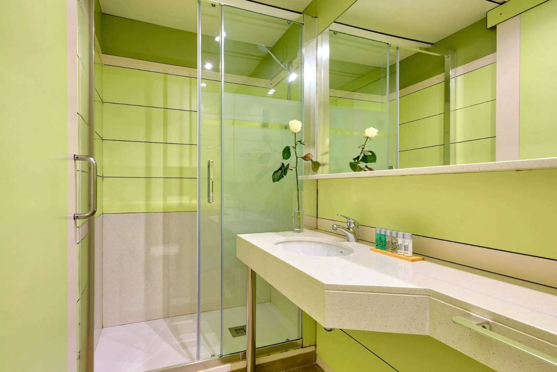 Shower in Bonanova Suite