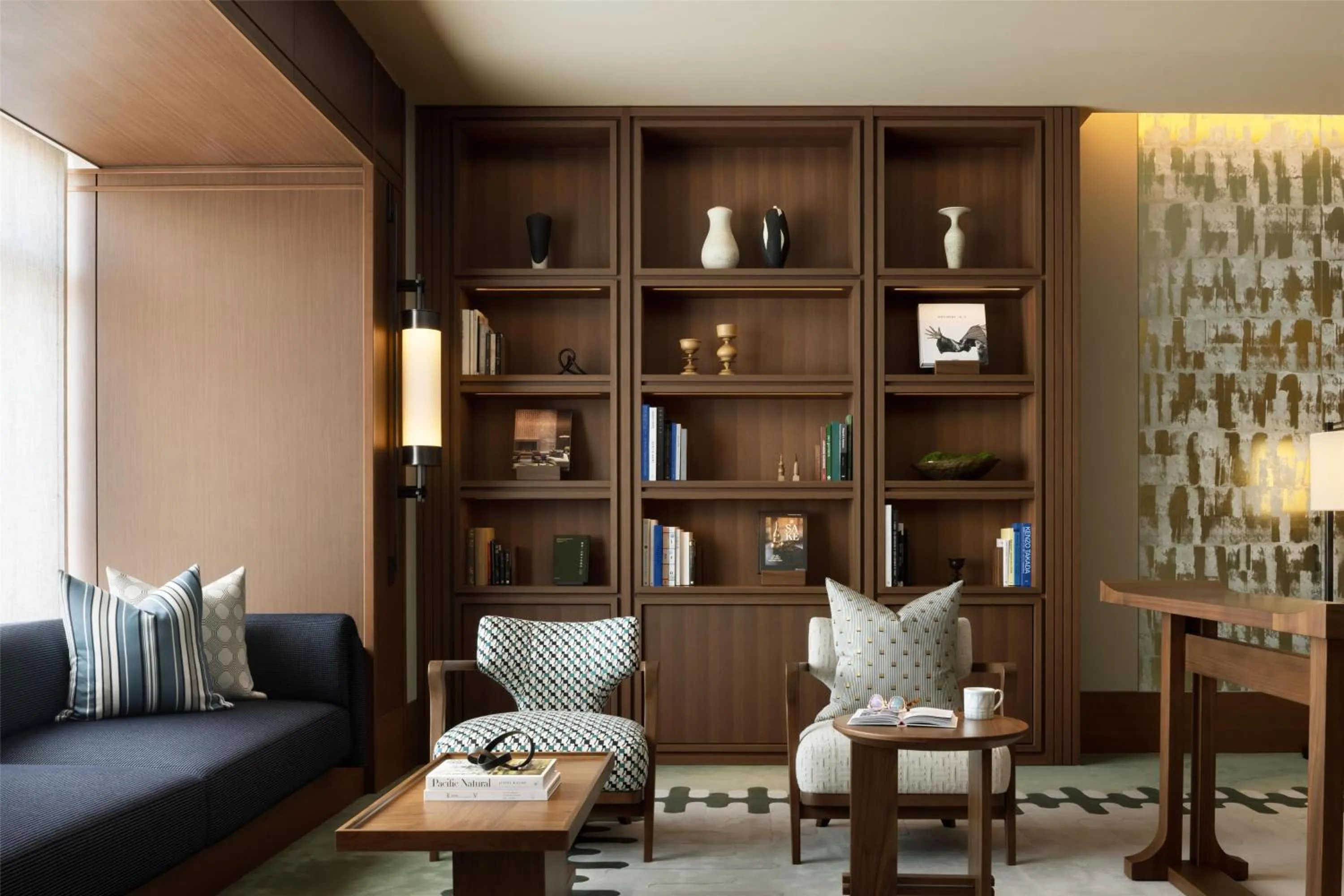 Communal lounge/ TV room in Waldorf Astoria Osaka