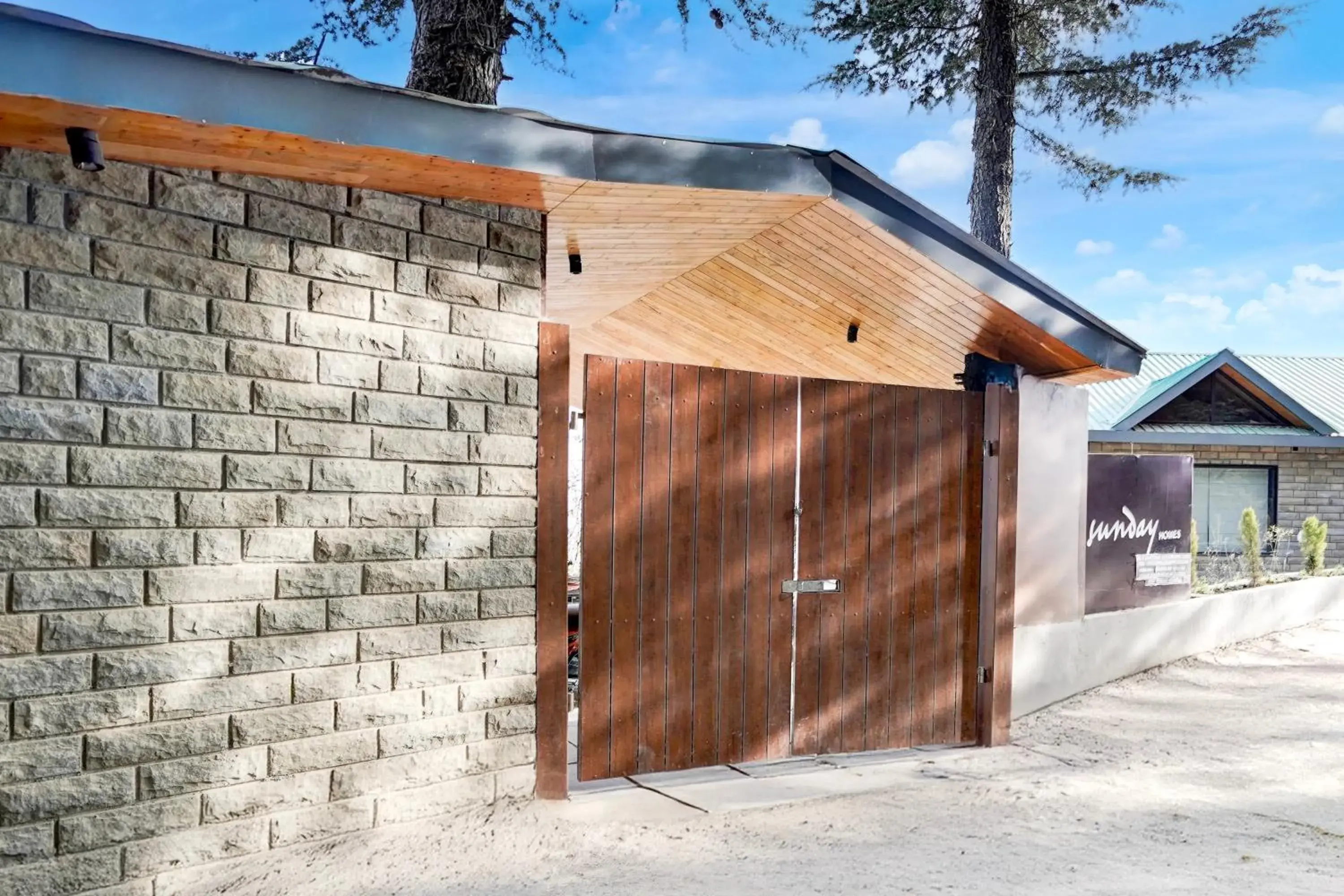 Facade/entrance in Sunday by CheckIn Premium 5 BHK Villa Mihika, Shimla Facade/entrance in Sunday by CheckIn Premium 5 BHK Villa Mihika, Shimla