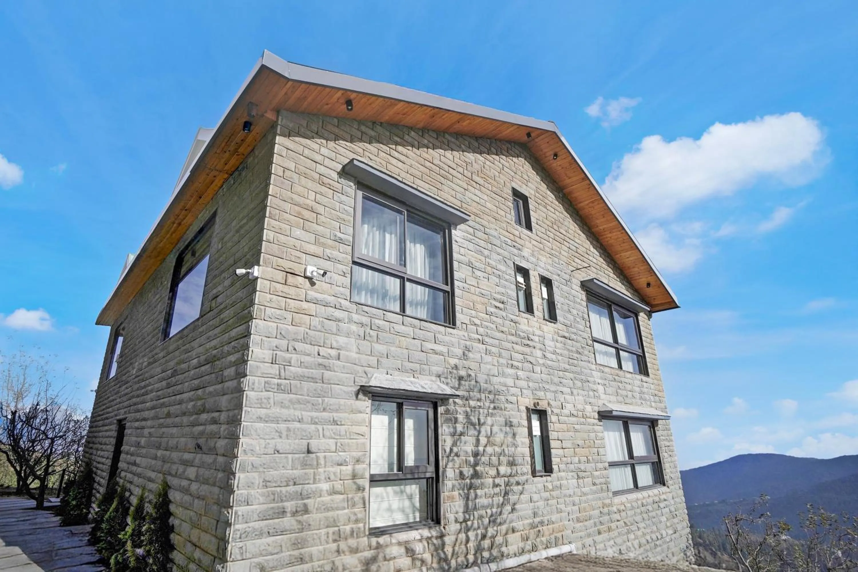 Facade/entrance in Sunday by CheckIn Premium 5 BHK Villa Mihika, Shimla