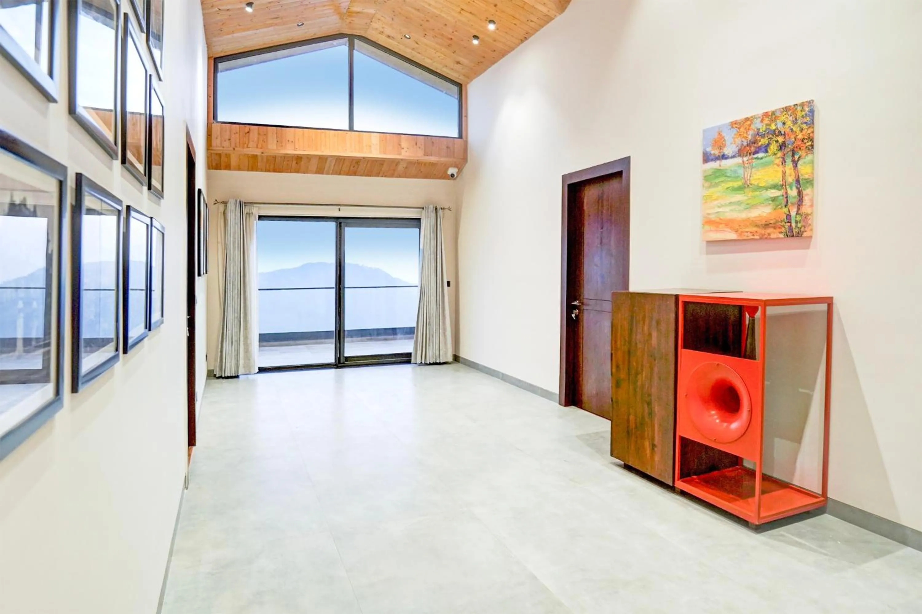 Lobby or reception in Sunday by CheckIn Premium 5 BHK Villa Mihika, Shimla