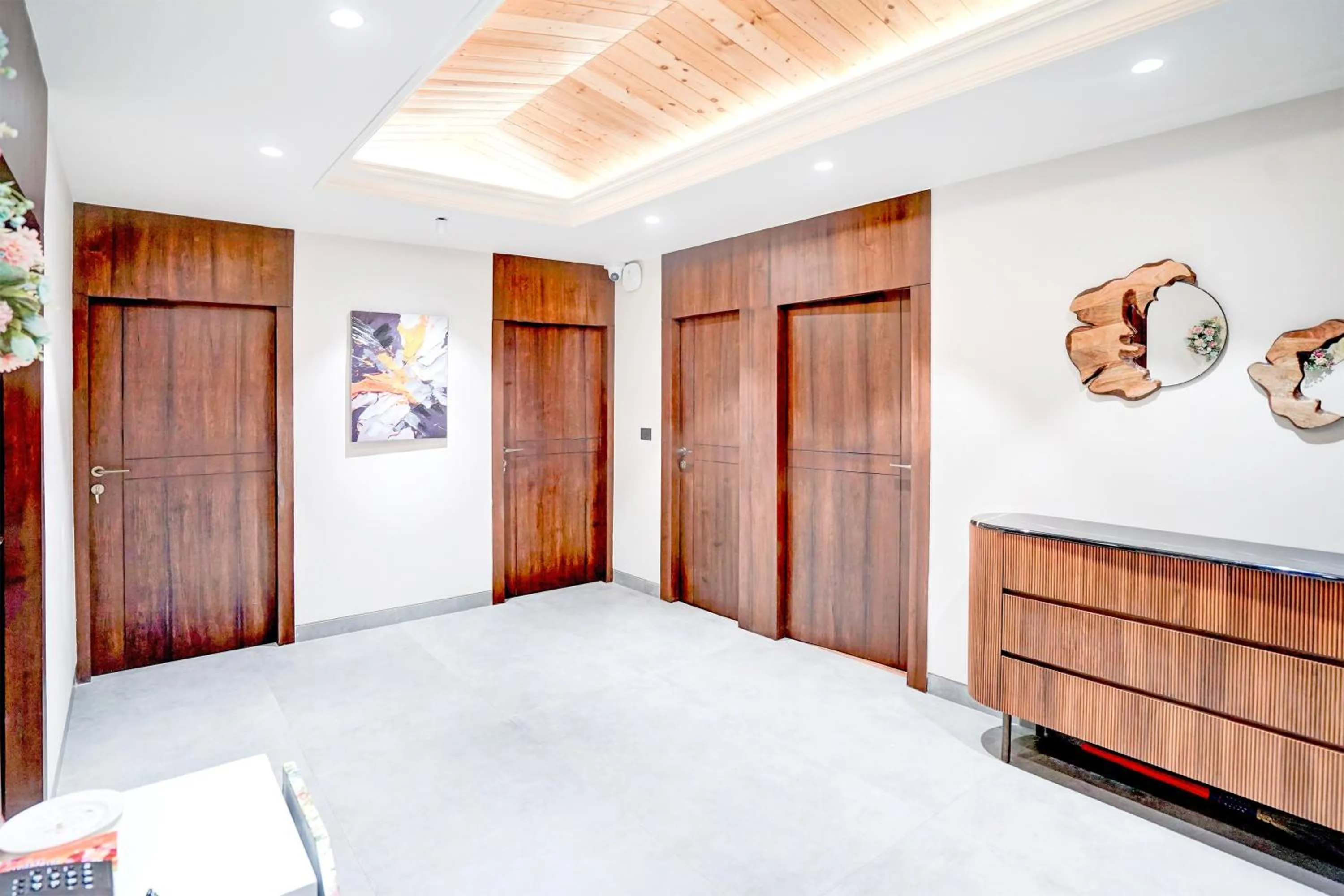 Lobby or reception, Bed in Sunday by CheckIn Premium 5 BHK Villa Mihika, Shimla