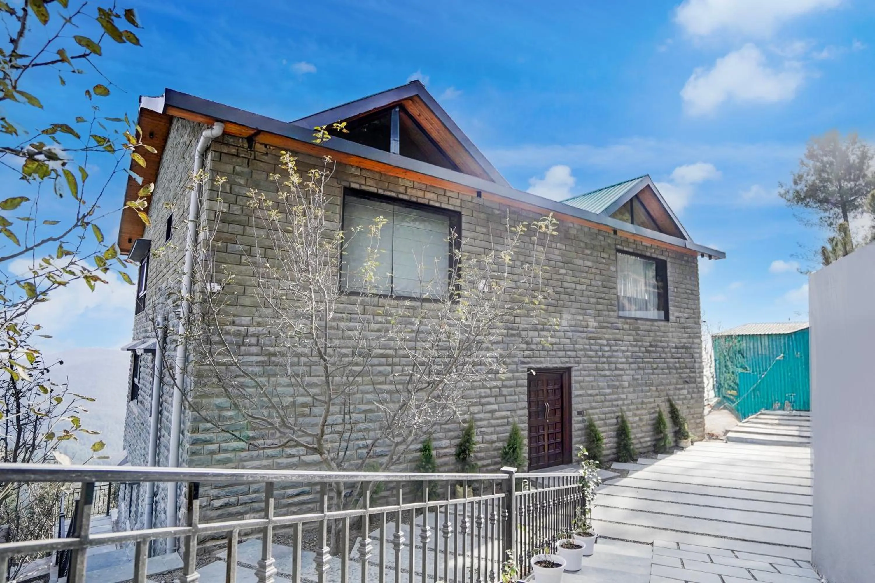 Facade/entrance in Sunday by CheckIn Premium 5 BHK Villa Mihika, Shimla