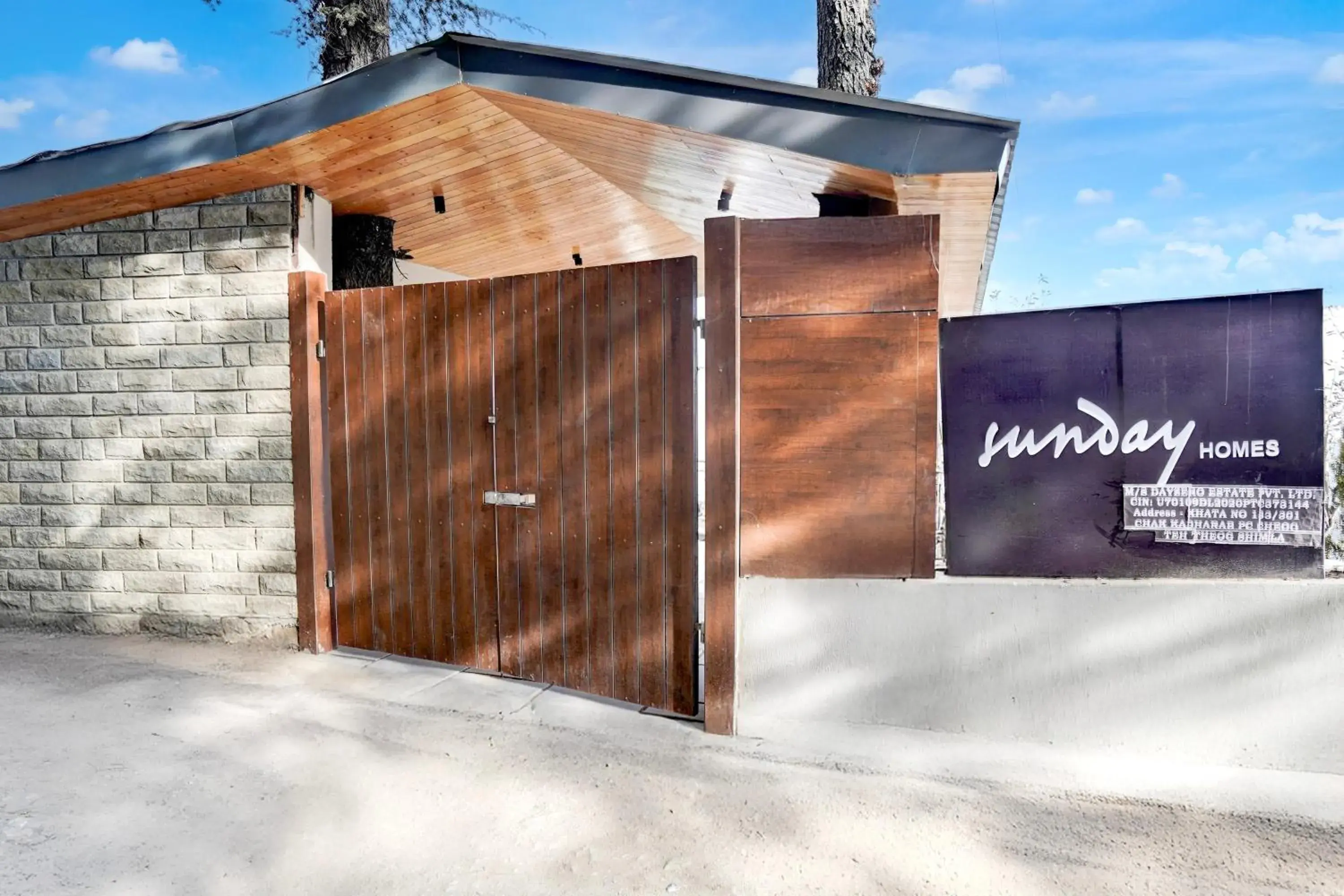 Facade/entrance in Sunday by CheckIn Premium 5 BHK Villa Mihika, Shimla Facade/entrance in Sunday by CheckIn Premium 5 BHK Villa Mihika, Shimla