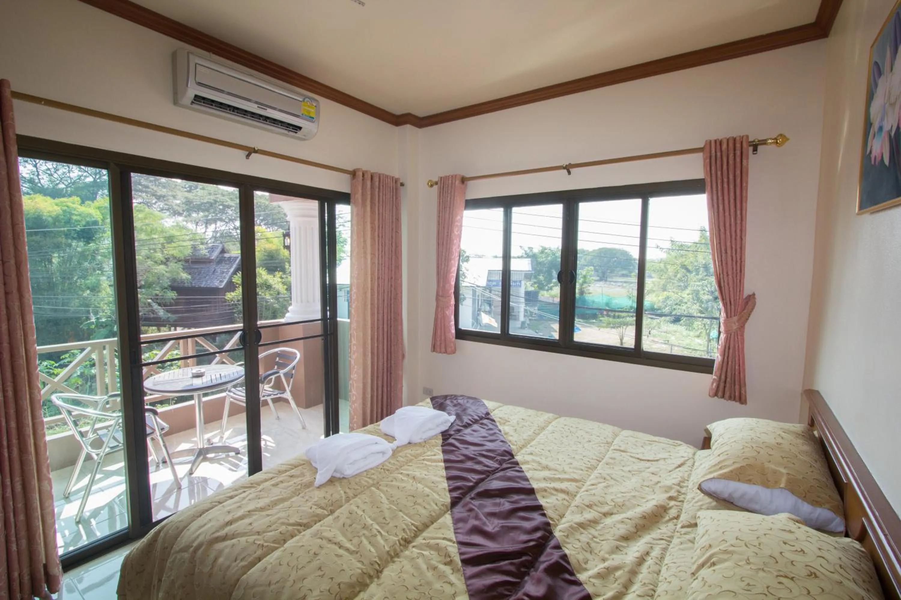 Bed in Donchai House Guest House& Cafe