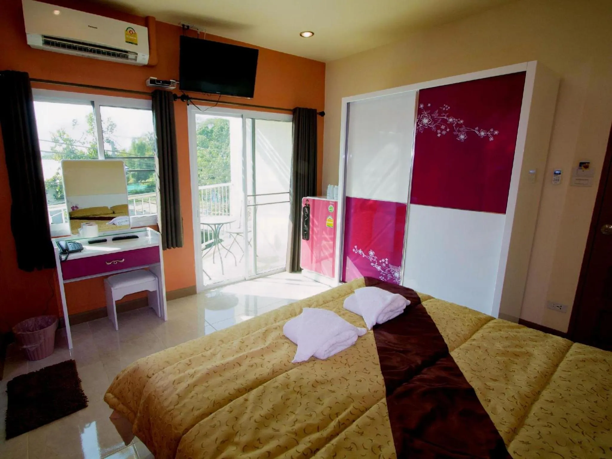 Bed in Donchai House Guest House& Cafe