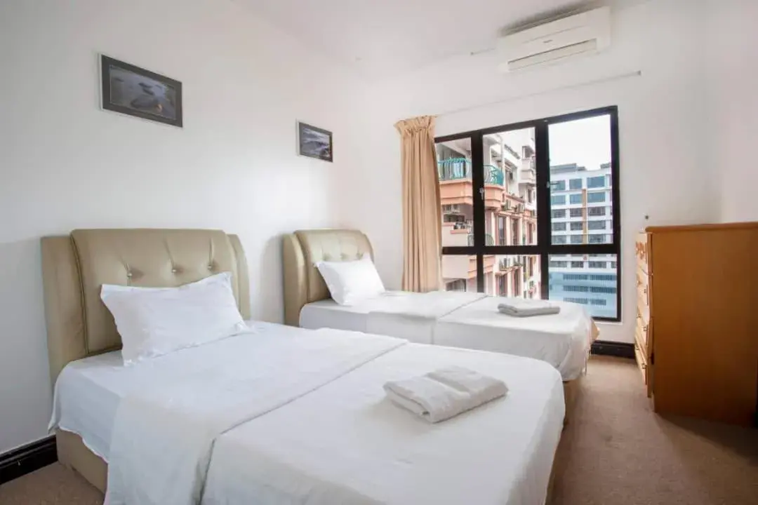 Bed in KK Vacation Apartments-Marina Court - STAY AND GET CASH REBATE Bed in KK Vacation Apartments-Marina Court - STAY AND GET CASH REBATE