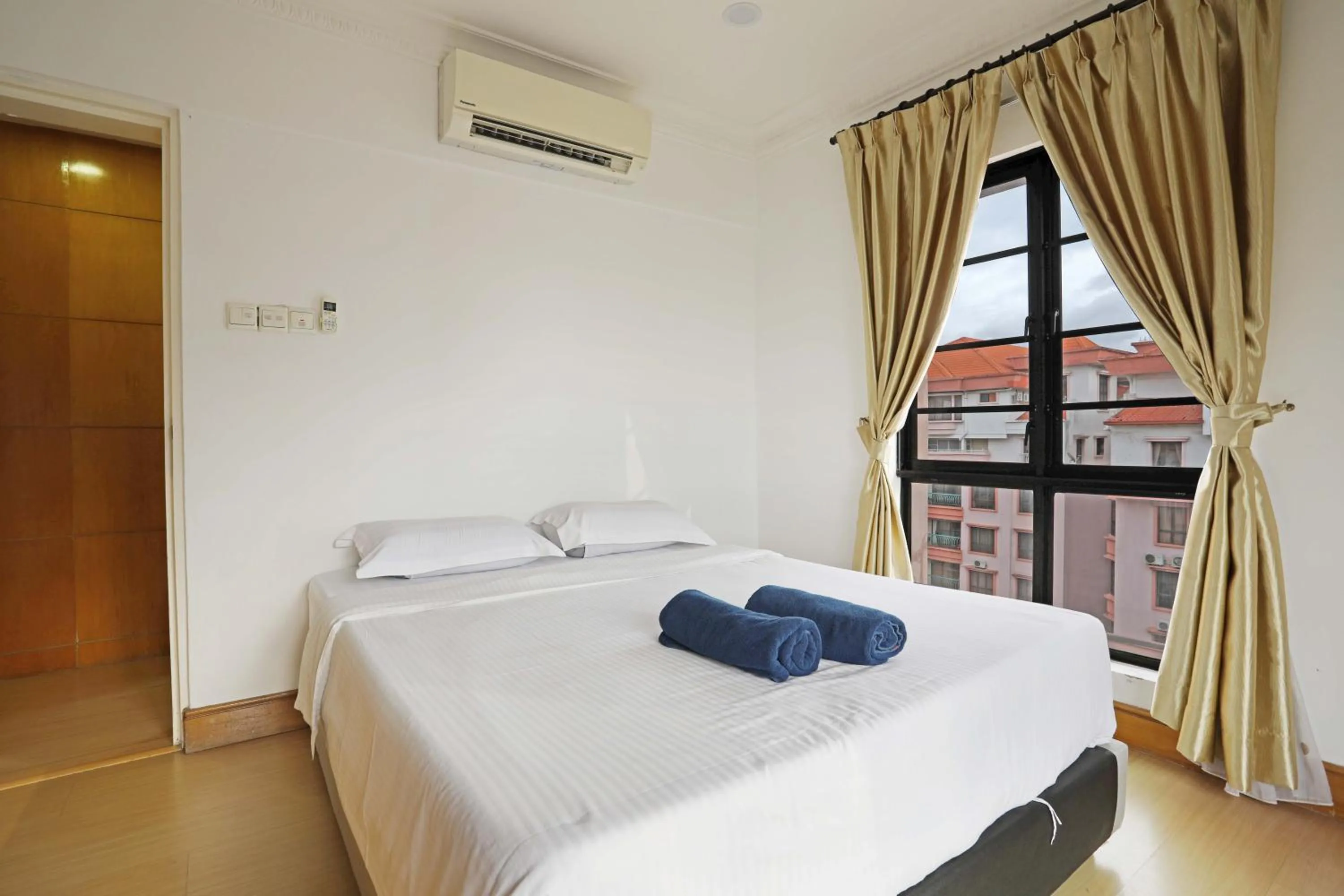 Bed in KK Vacation Apartments-Marina Court - STAY AND GET CASH REBATE