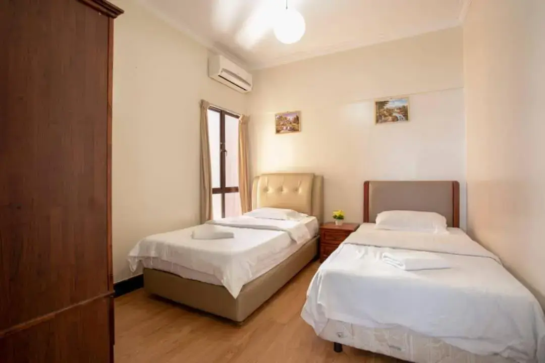 Bed in KK Vacation Apartments-Marina Court - STAY AND GET CASH REBATE Bed in KK Vacation Apartments-Marina Court - STAY AND GET CASH REBATE