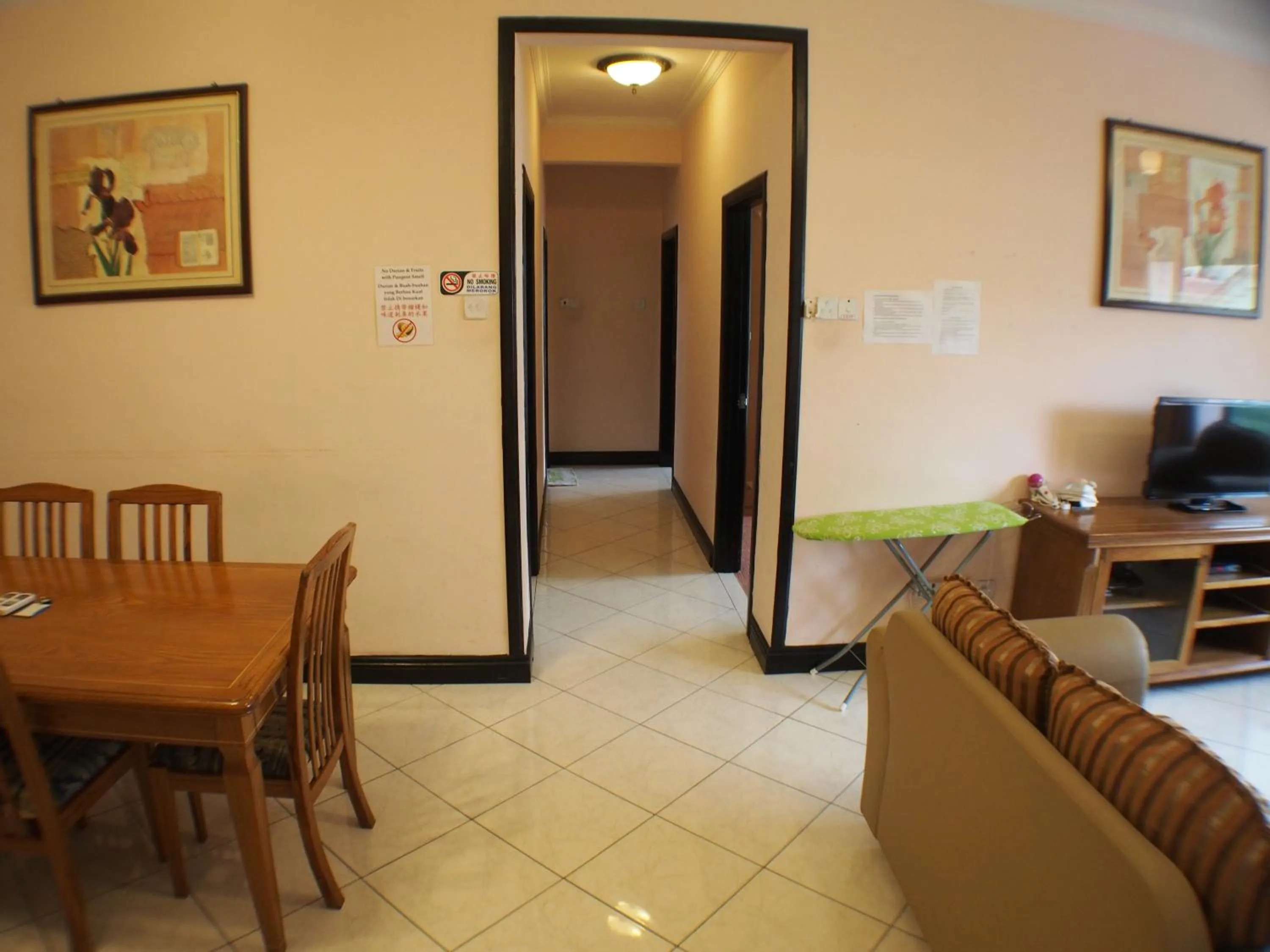 Living room in KK Vacation Apartments-Marina Court - STAY AND GET CASH REBATE