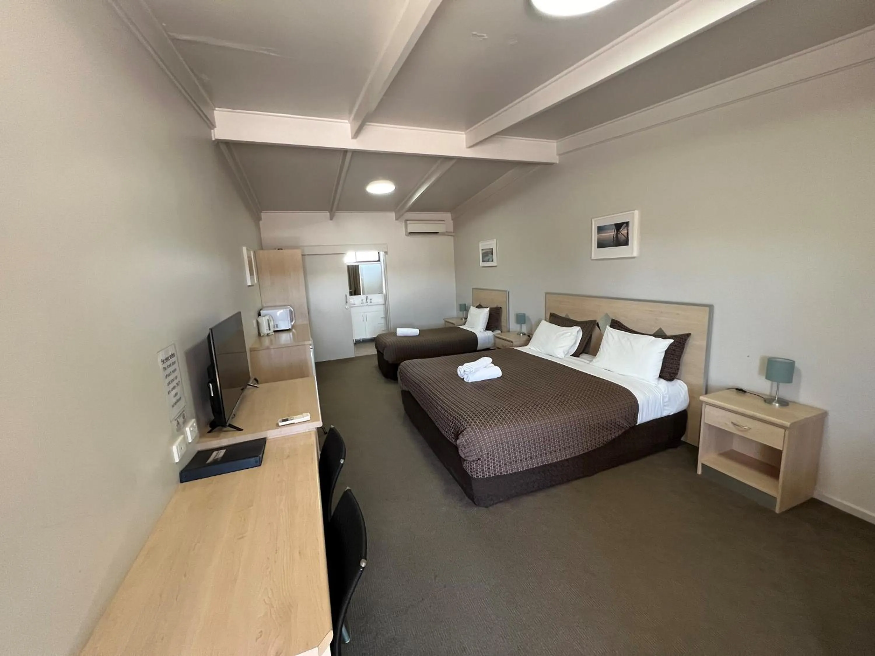 Bedroom, Bed in Highway One Motel