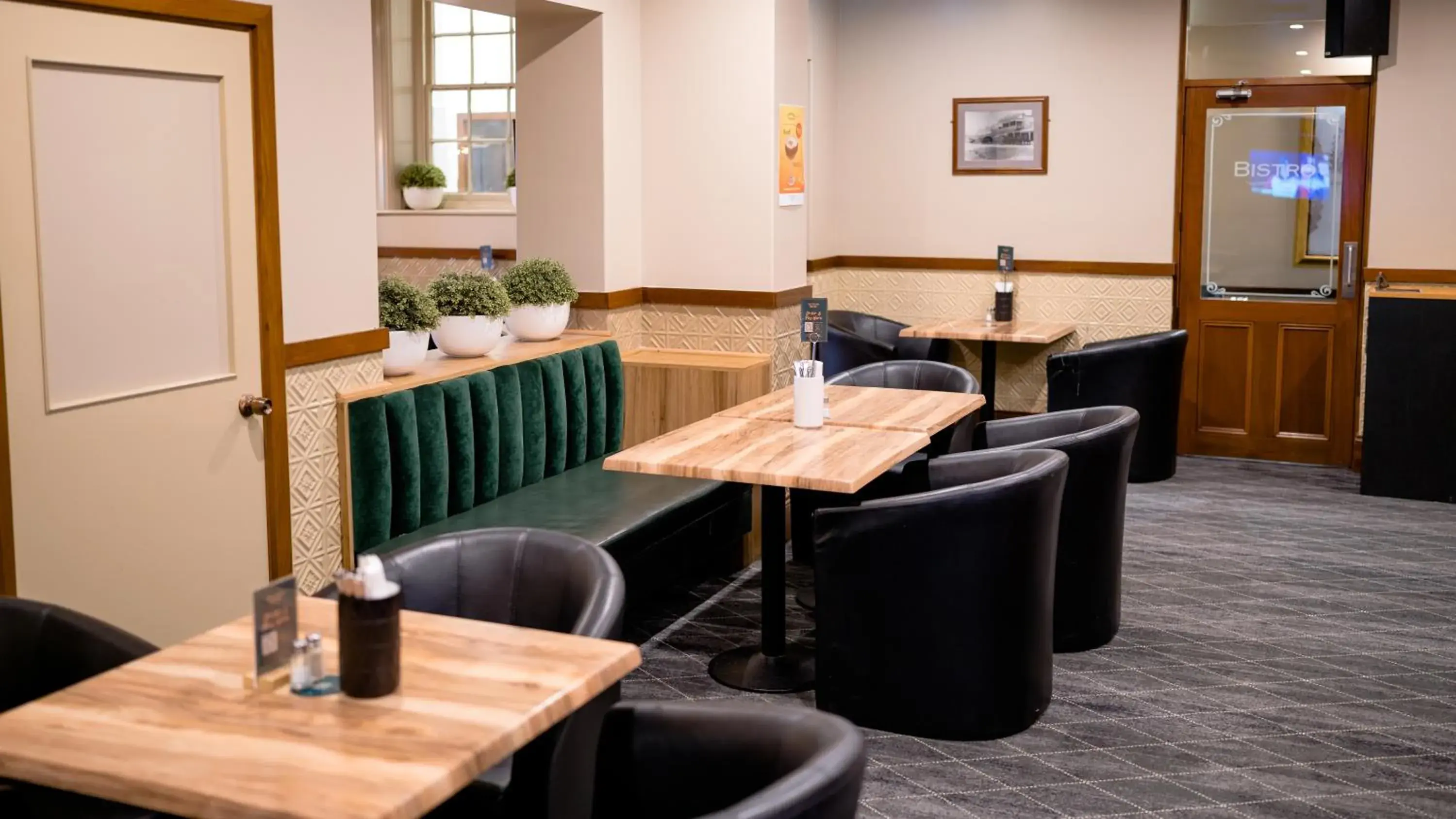 Lounge or bar in Victoria Hotel Strathalbyn Lounge or bar in Victoria Hotel Strathalbyn