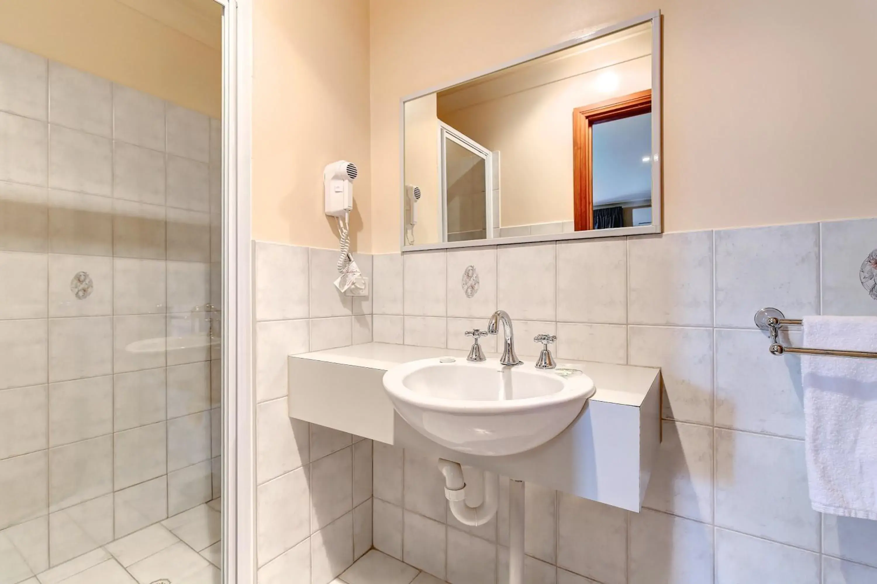 Bathroom in Victoria Hotel Strathalbyn Bathroom in Victoria Hotel Strathalbyn