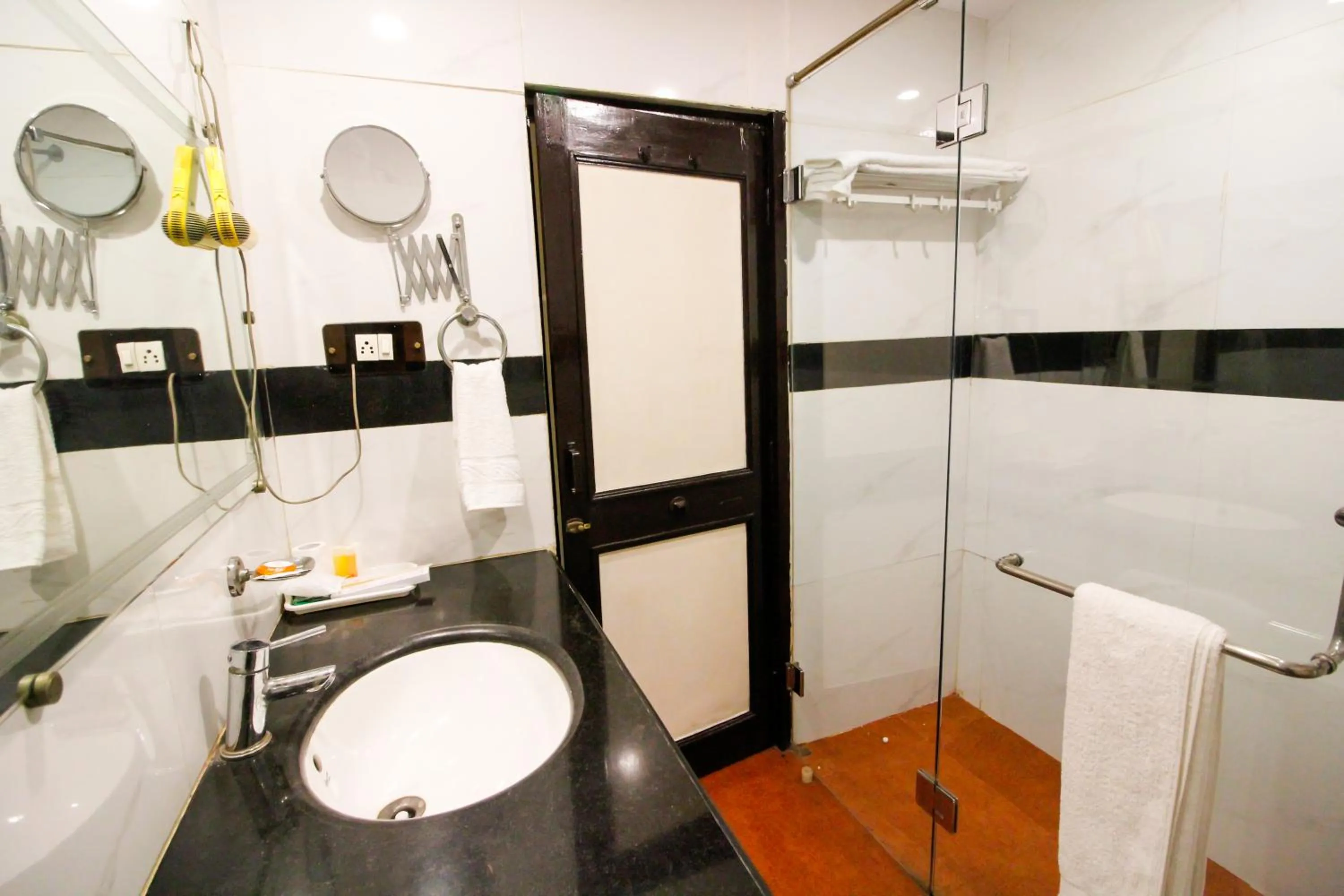 Shower in Hotel Rishi Regency