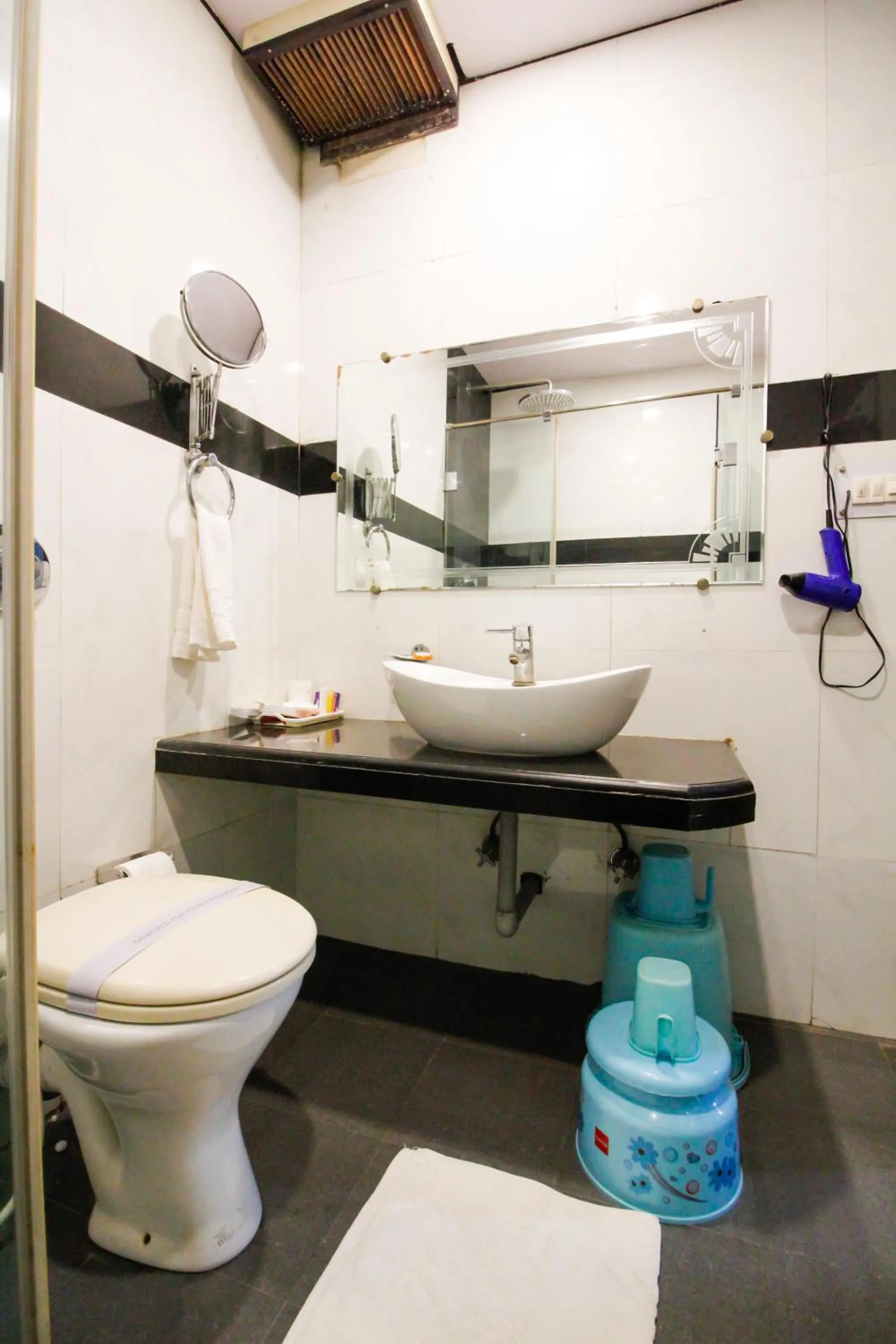 Shower in Hotel Rishi Regency