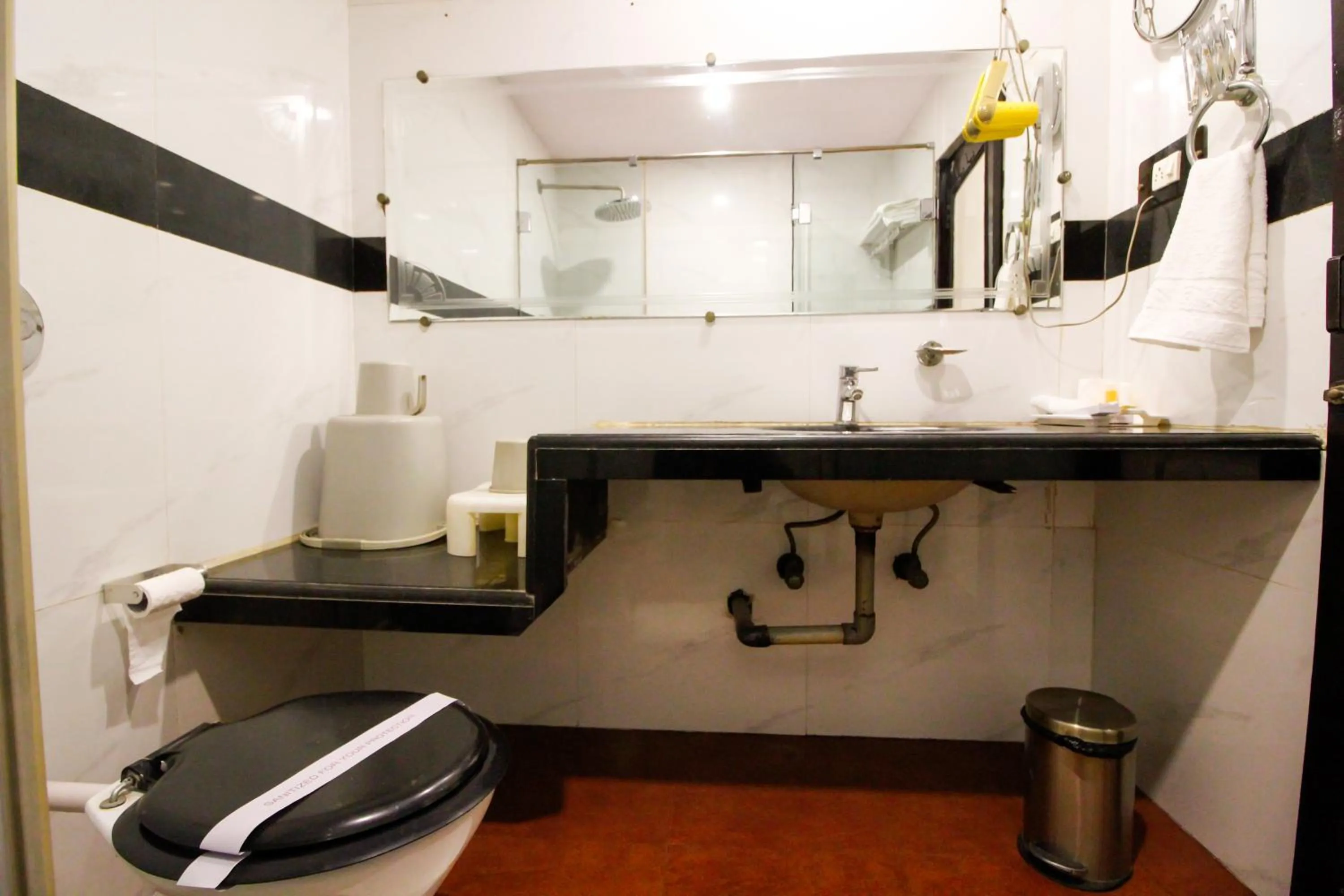 Toilet in Hotel Rishi Regency