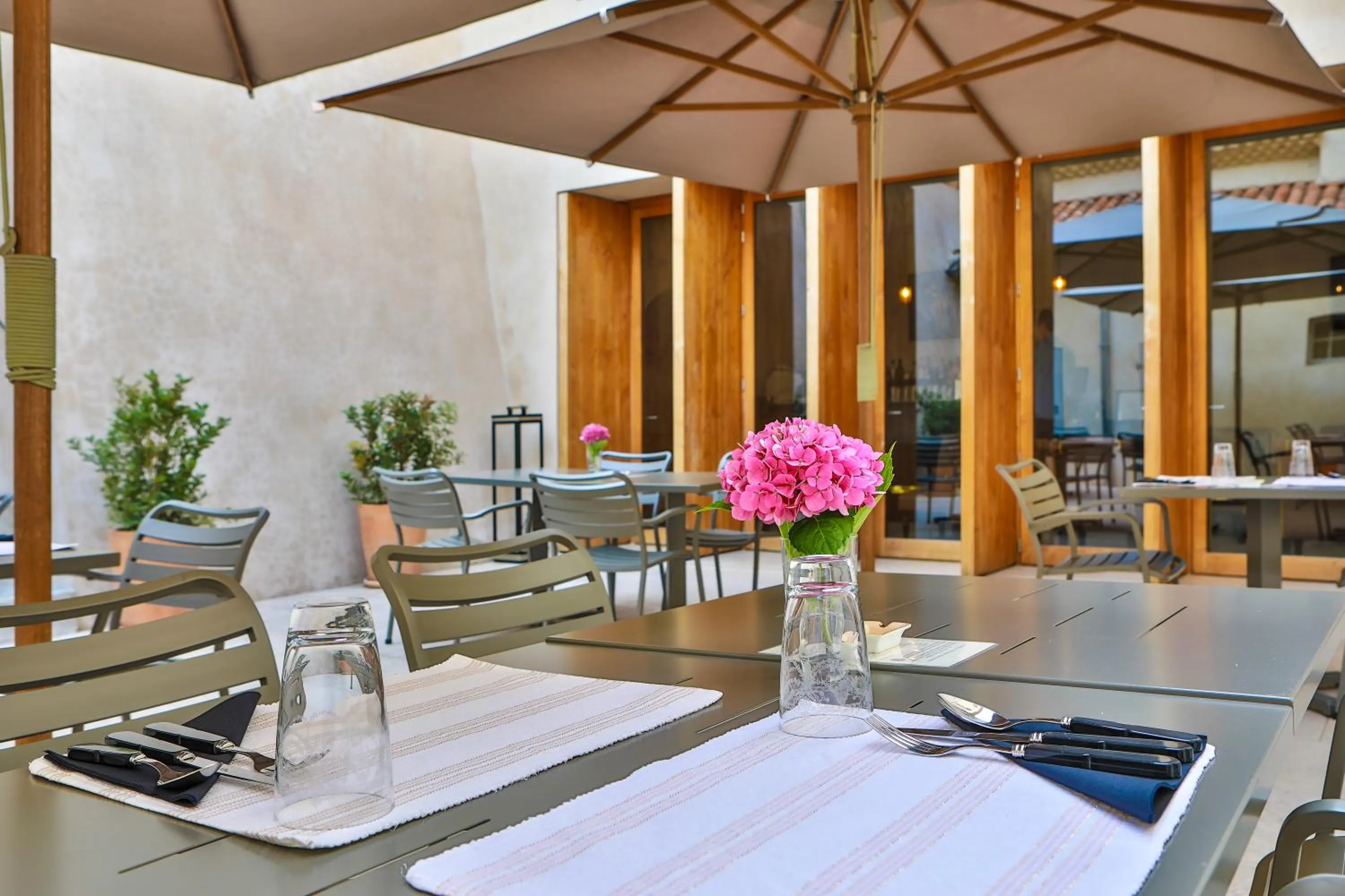 Patio in Hôtel de la Villeon