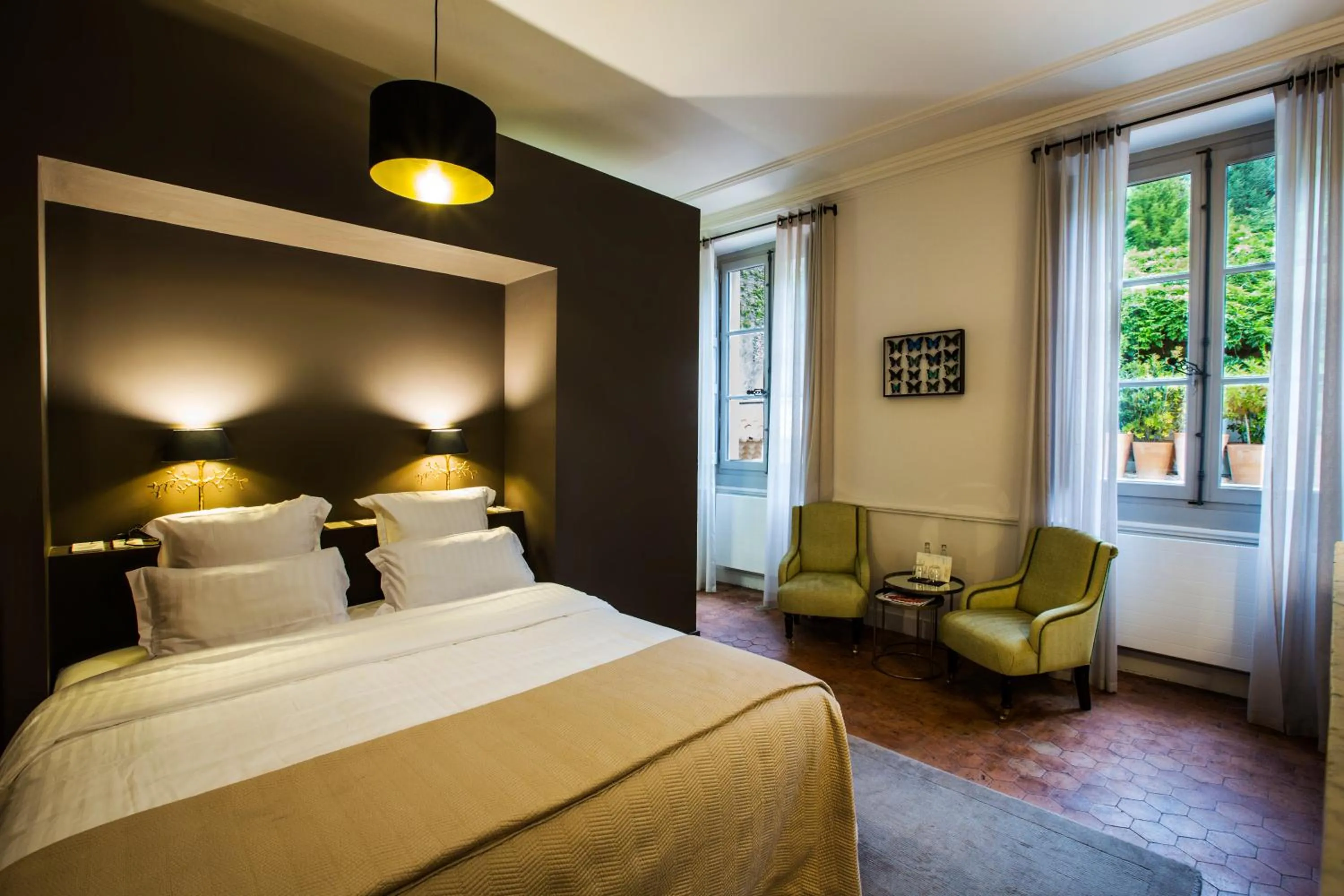 Photo of the whole room, Bed in Hôtel de la Villeon