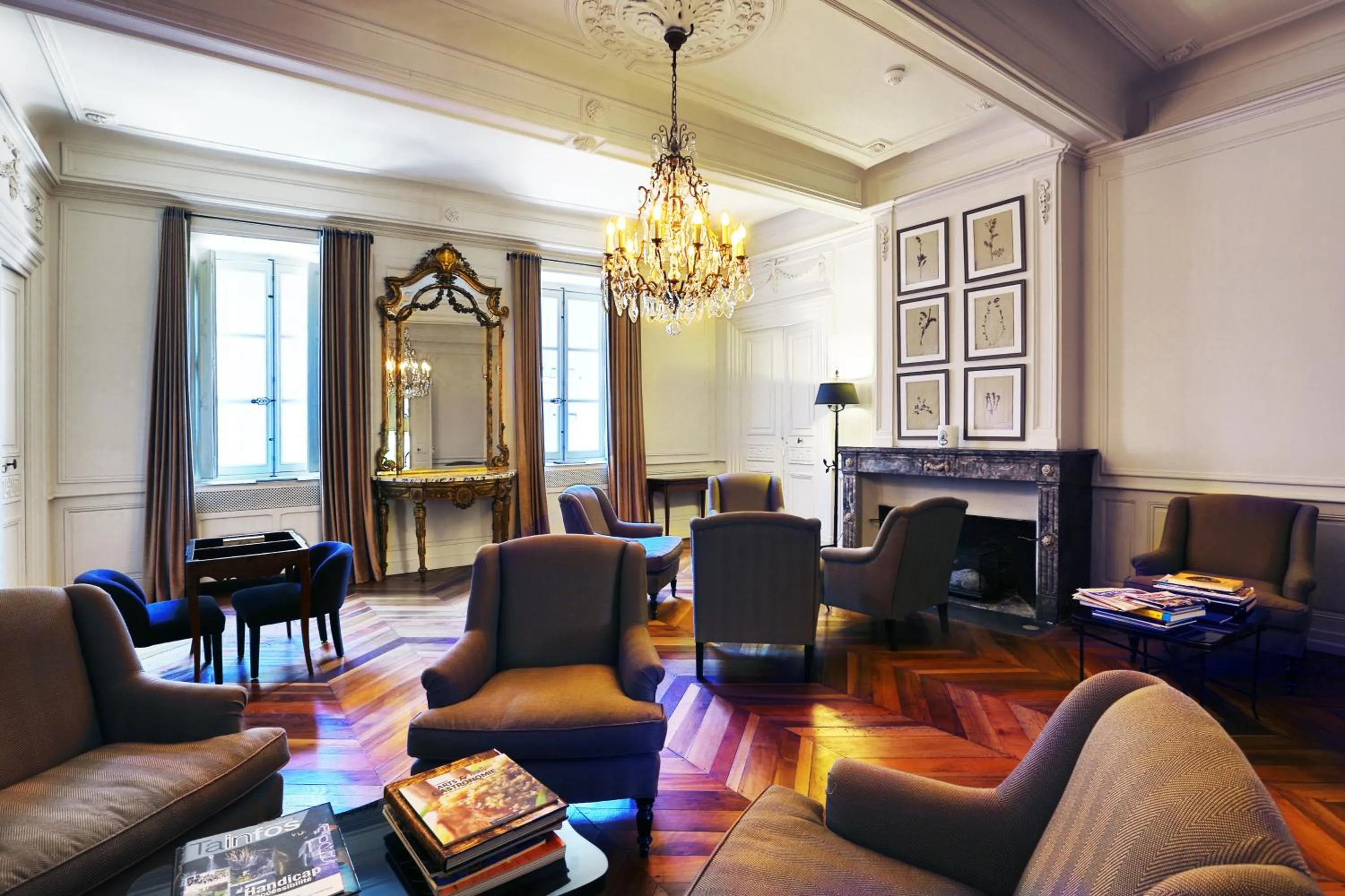 Lounge or bar in Hôtel de la Villeon