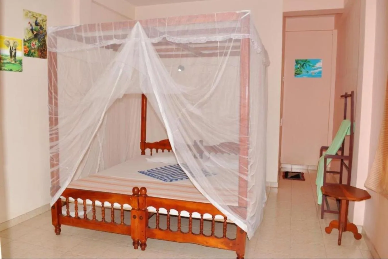 Bed in Dilena Beach Inn