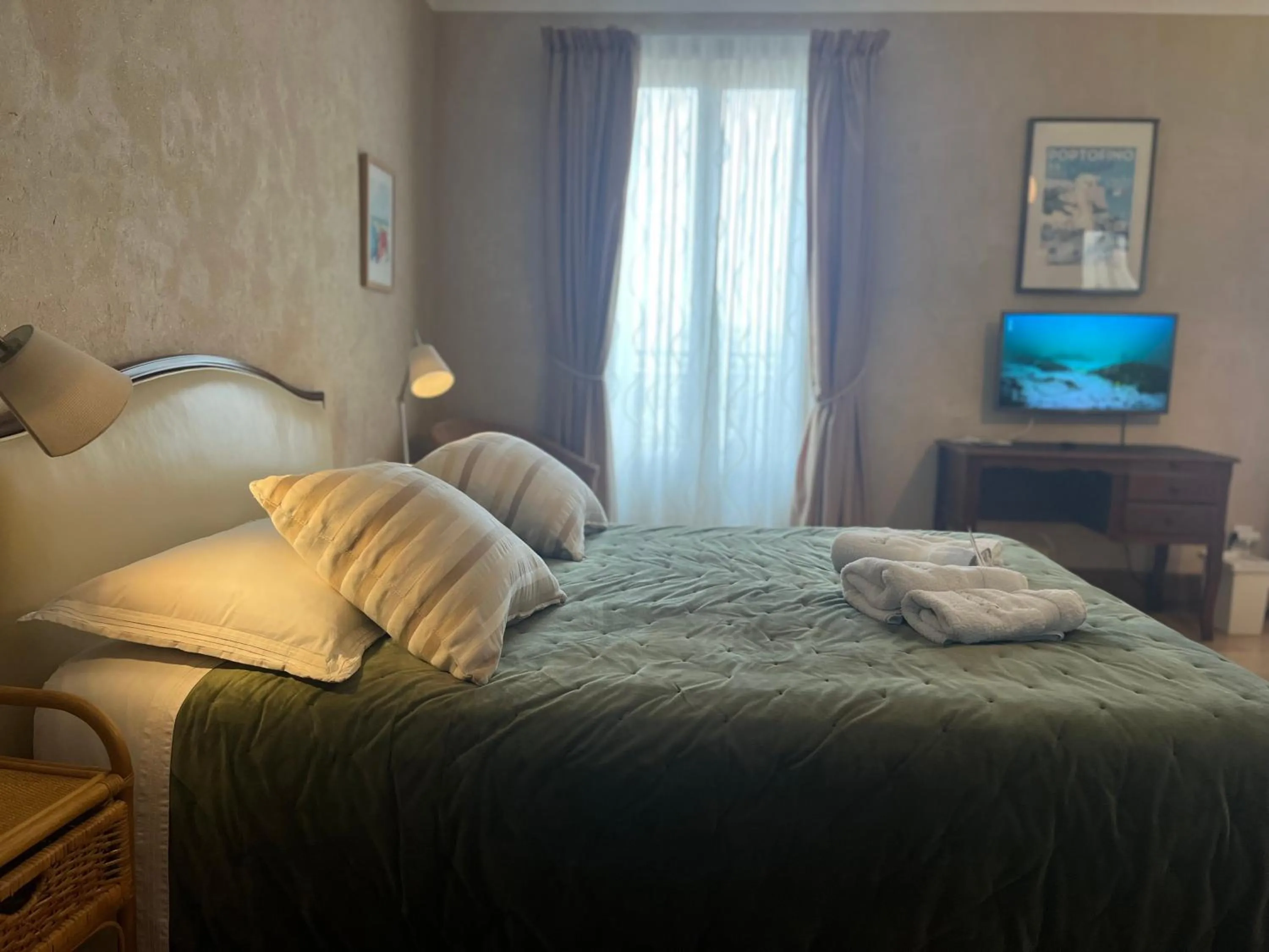 Photo of the whole room, Bed in La Casa Occitane