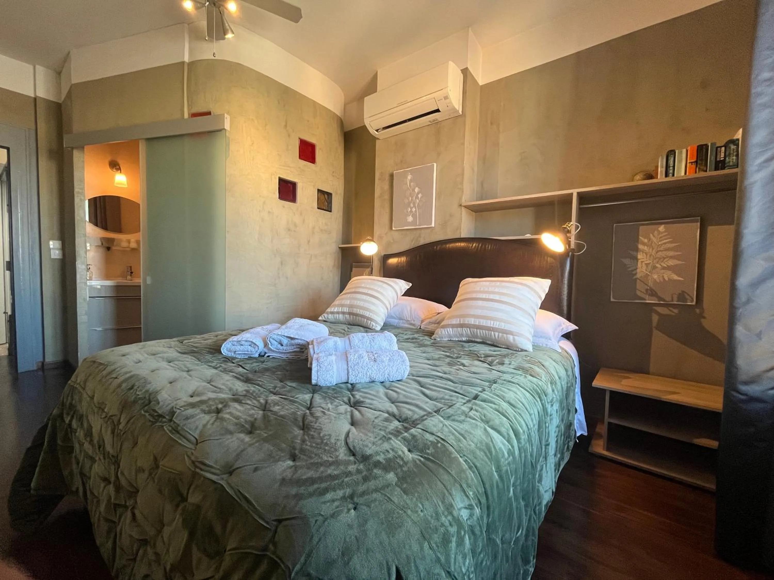 Bathroom, Bed in La Casa Occitane