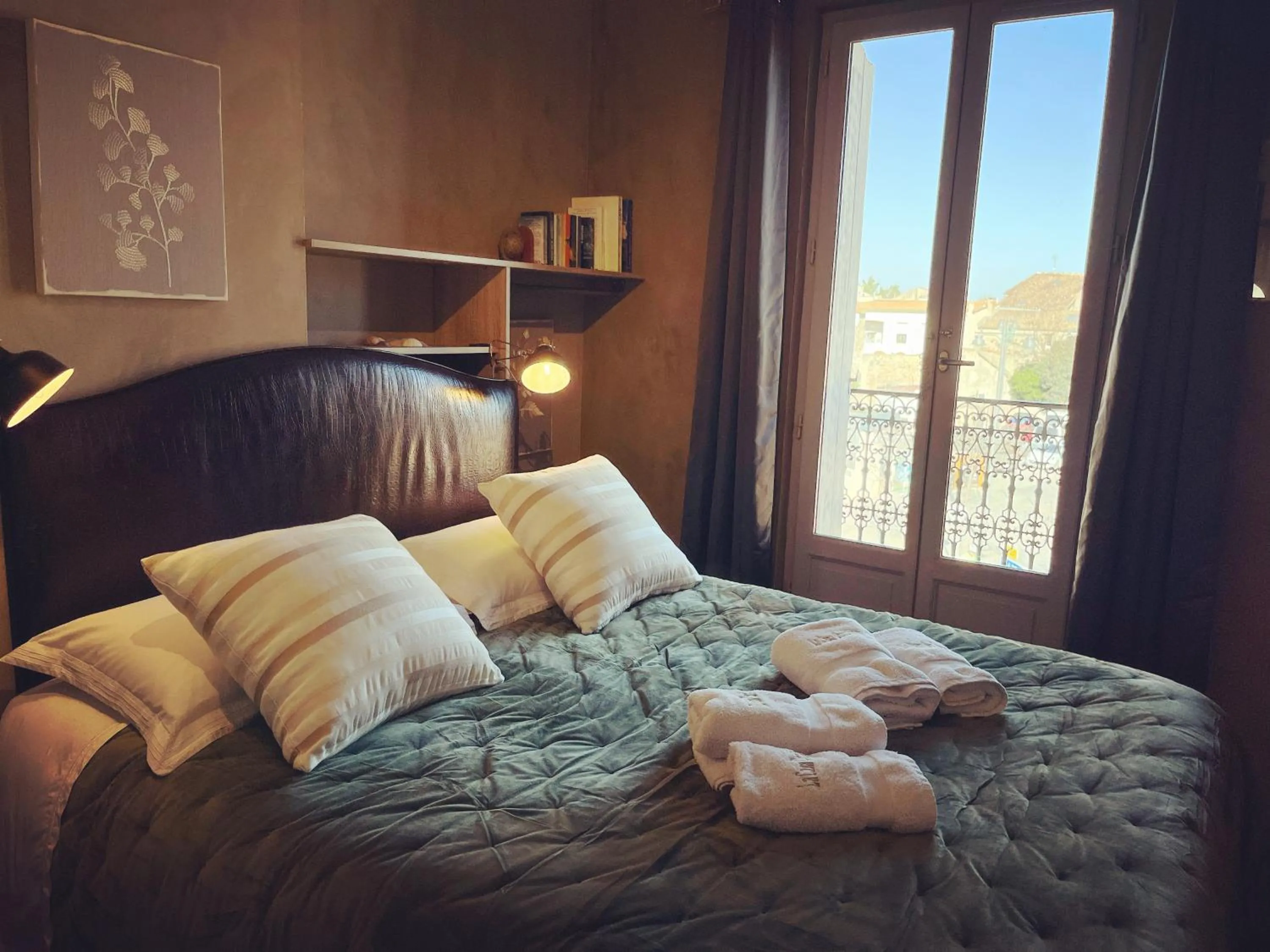 View (from property/room), Bed in La Casa Occitane