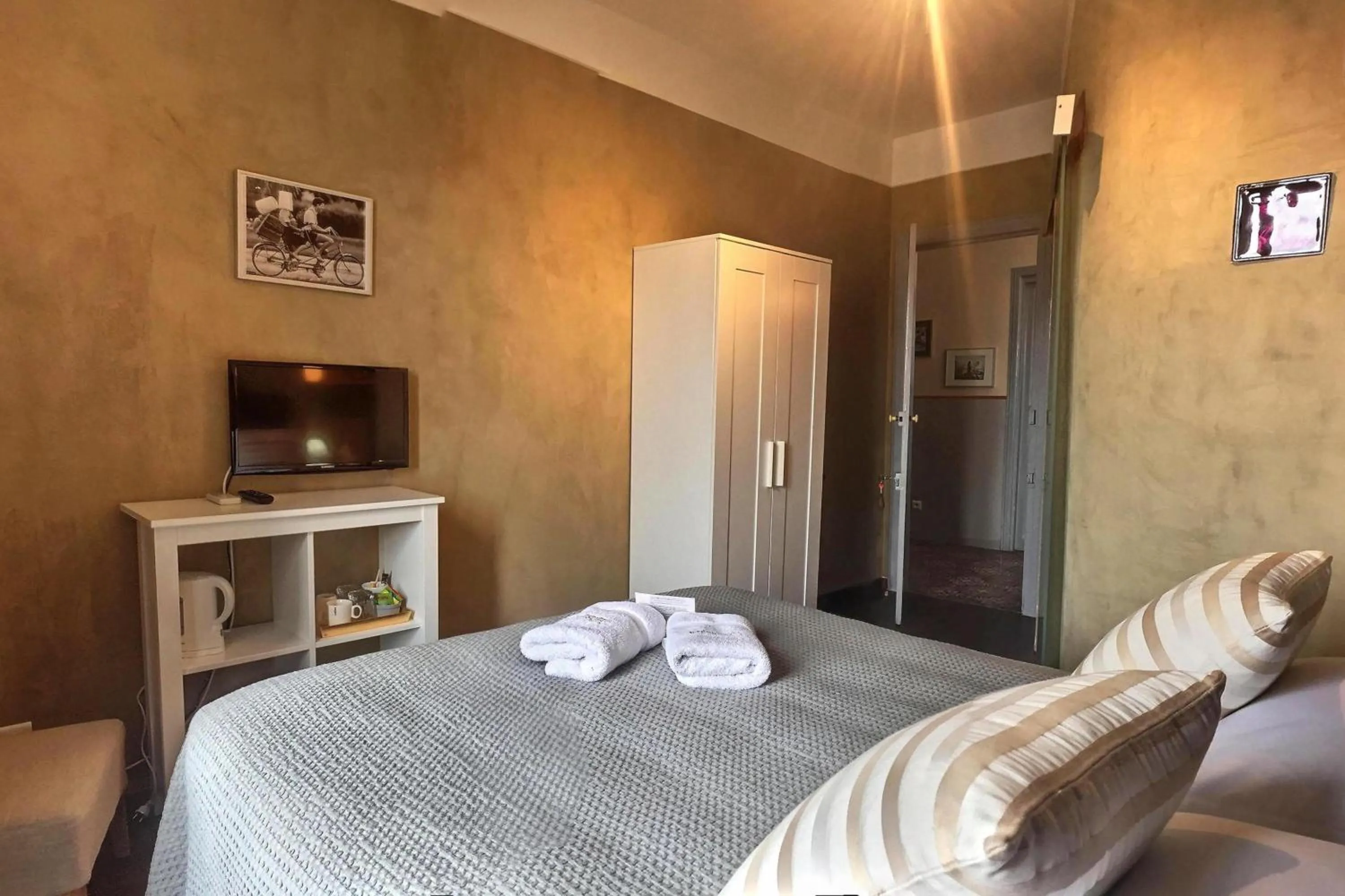 Photo of the whole room, Bed in La Casa Occitane