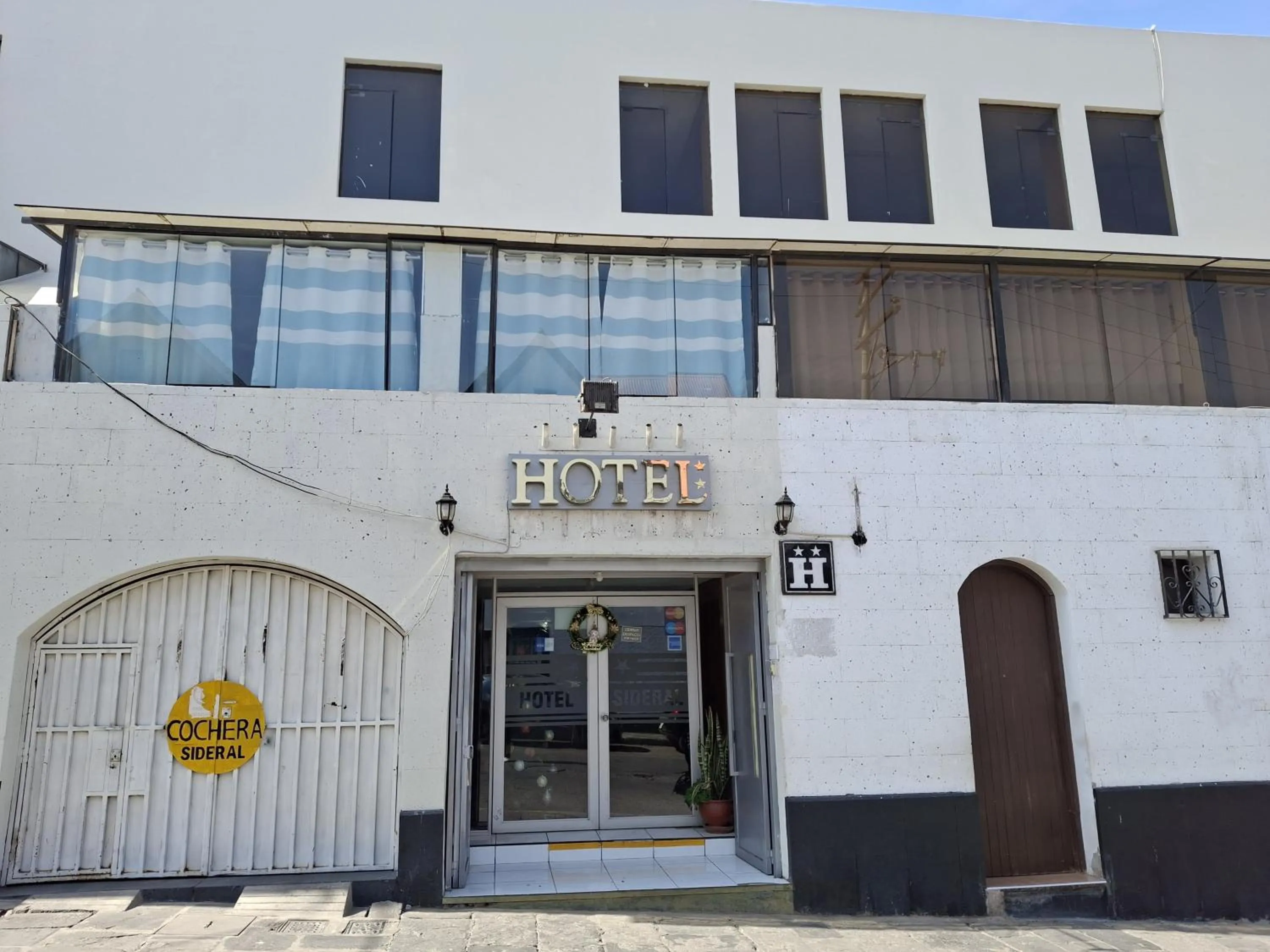 Facade/entrance in Hotel Sideral AQP