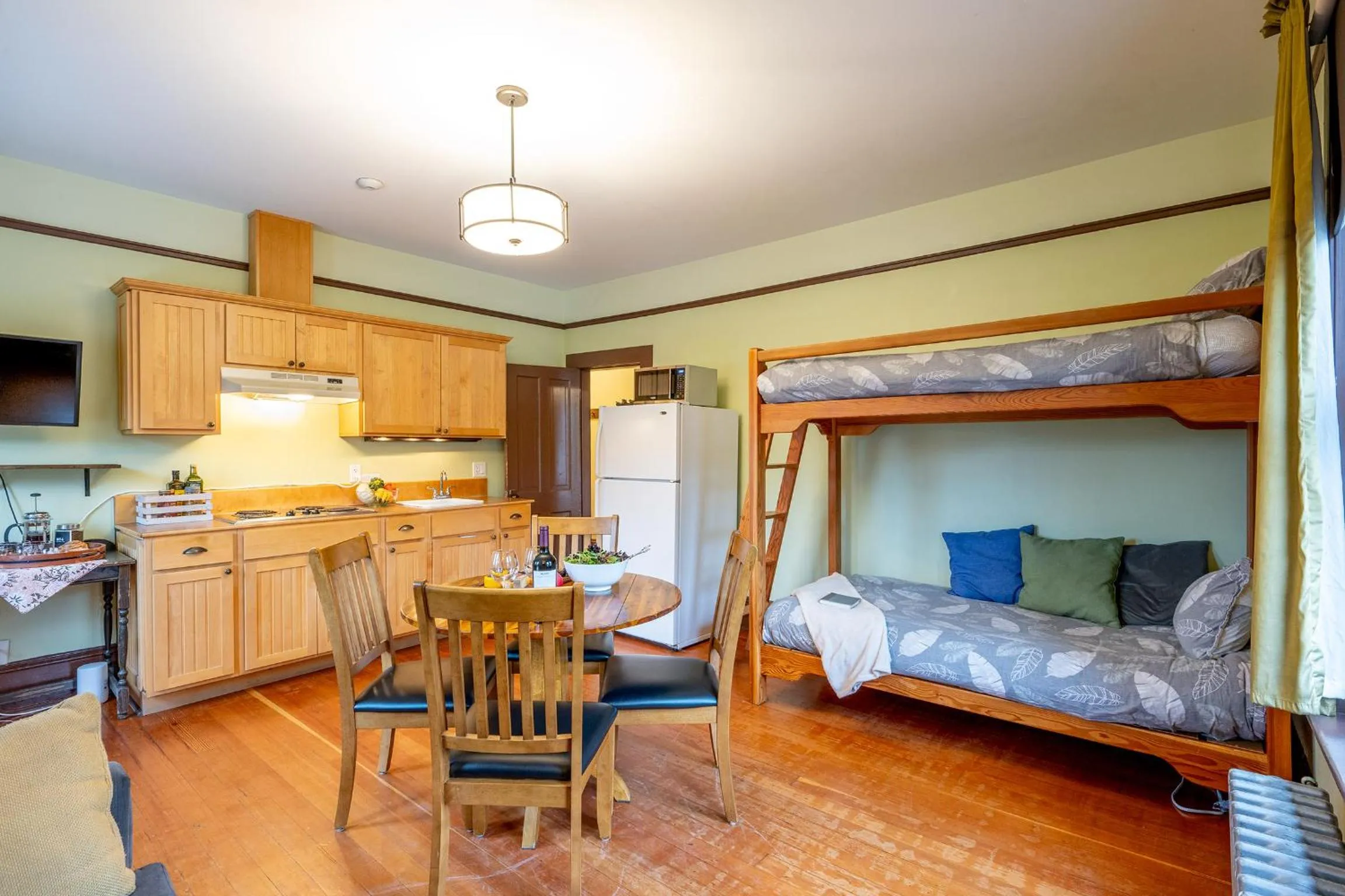Dining area, Bed in Victoria Falls House Inn