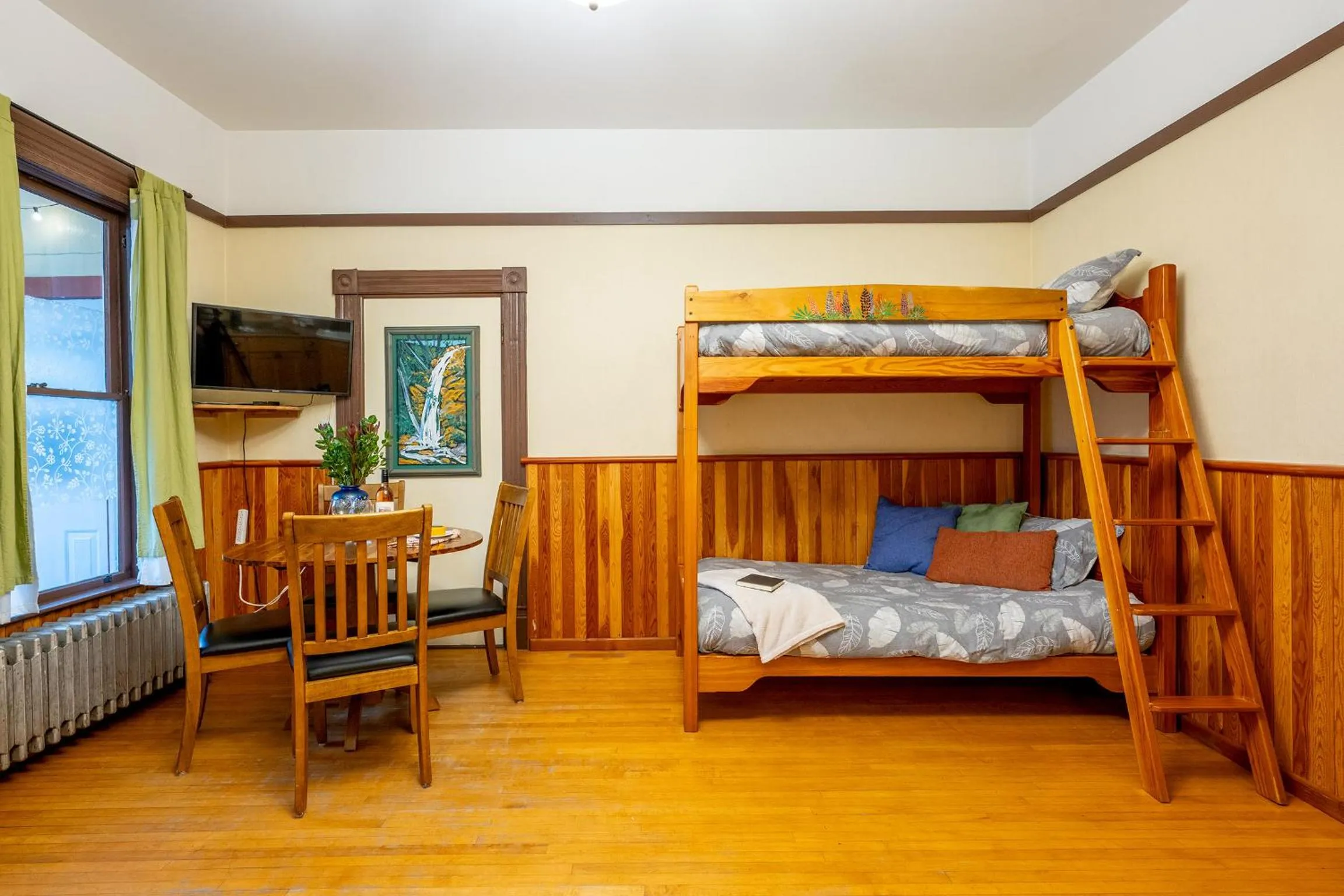 Dining area, Bed in Victoria Falls House Inn
