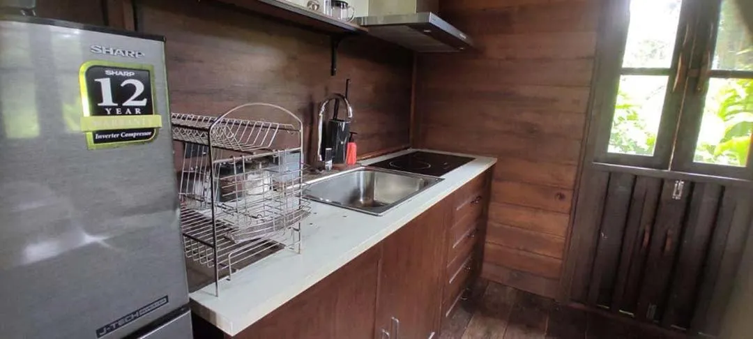 Kitchen or kitchenette in Bagas Zakariah Orchard Lodge