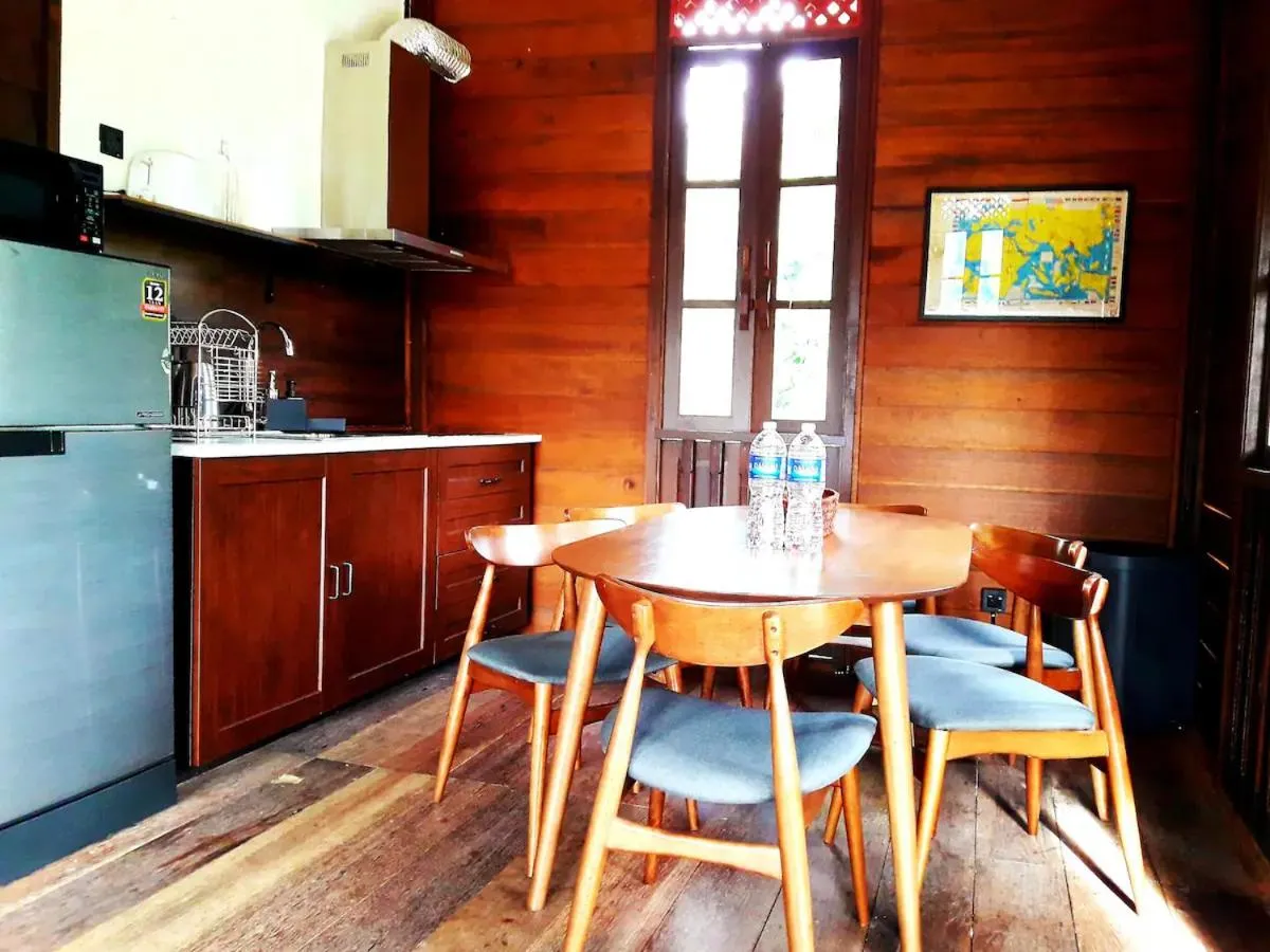 Kitchen or kitchenette in Bagas Zakariah Orchard Lodge
