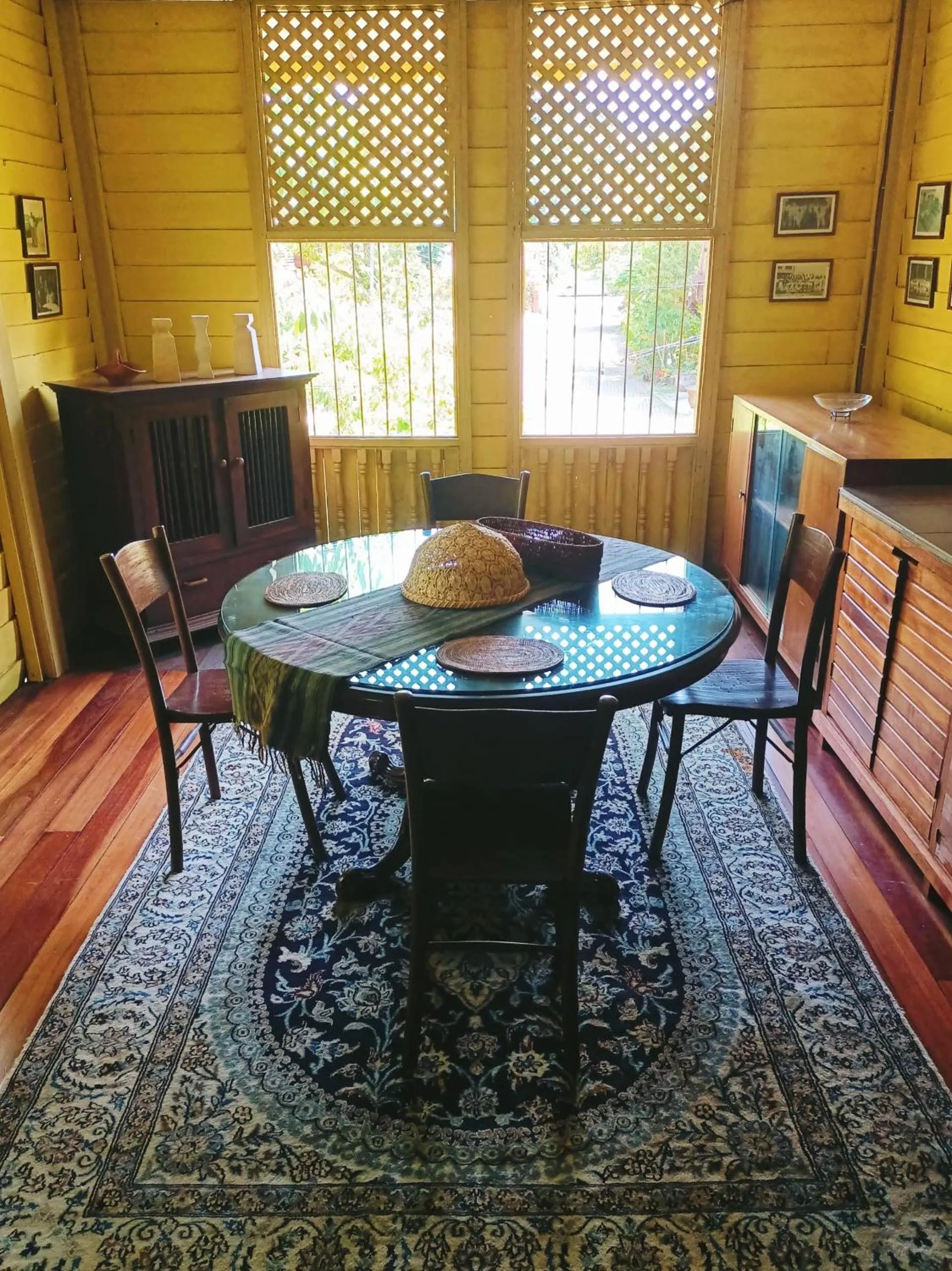 Seating area in Bagas Zakariah Orchard Lodge
