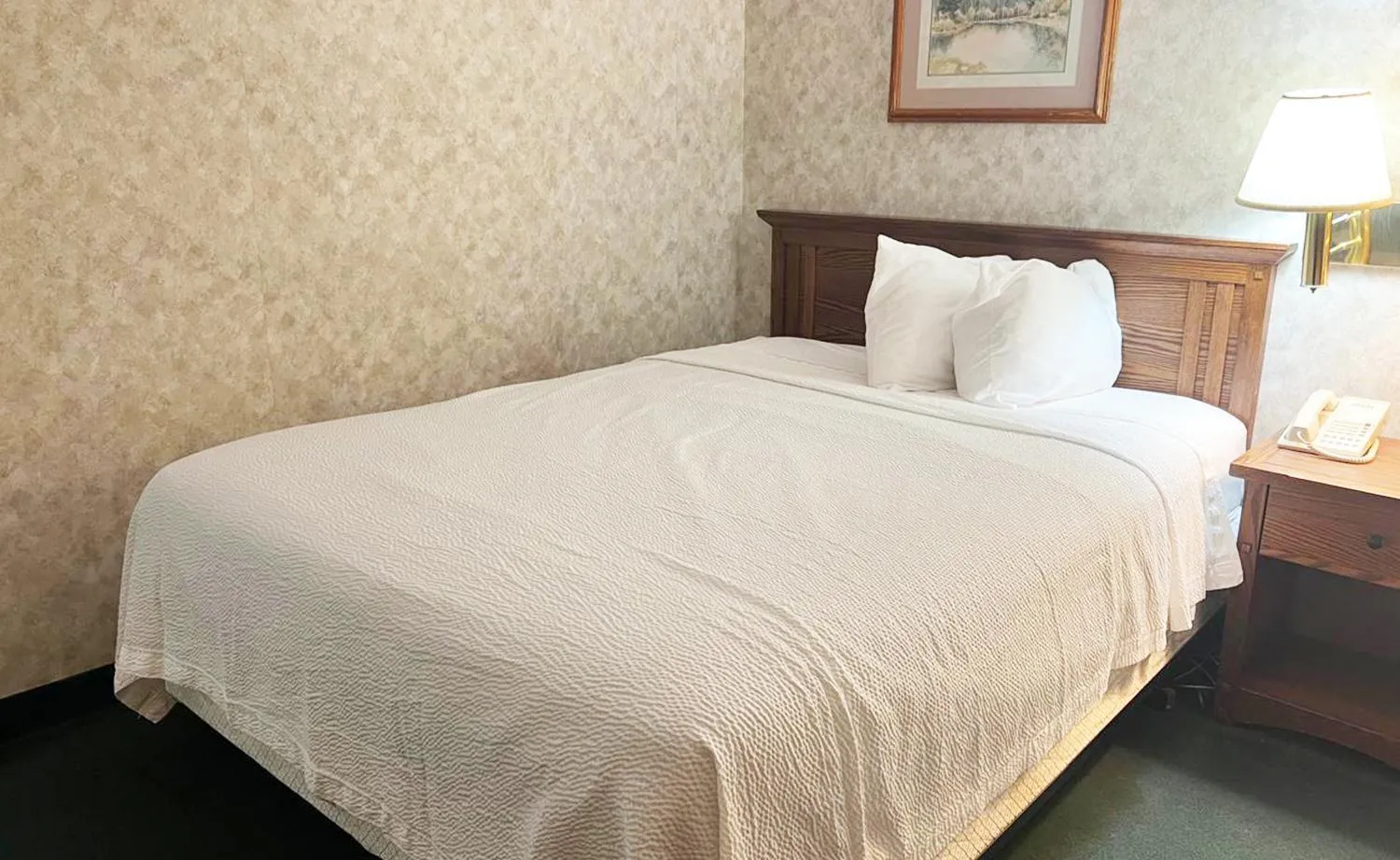 Bed in Blue Way Inn & Suites La Crosse