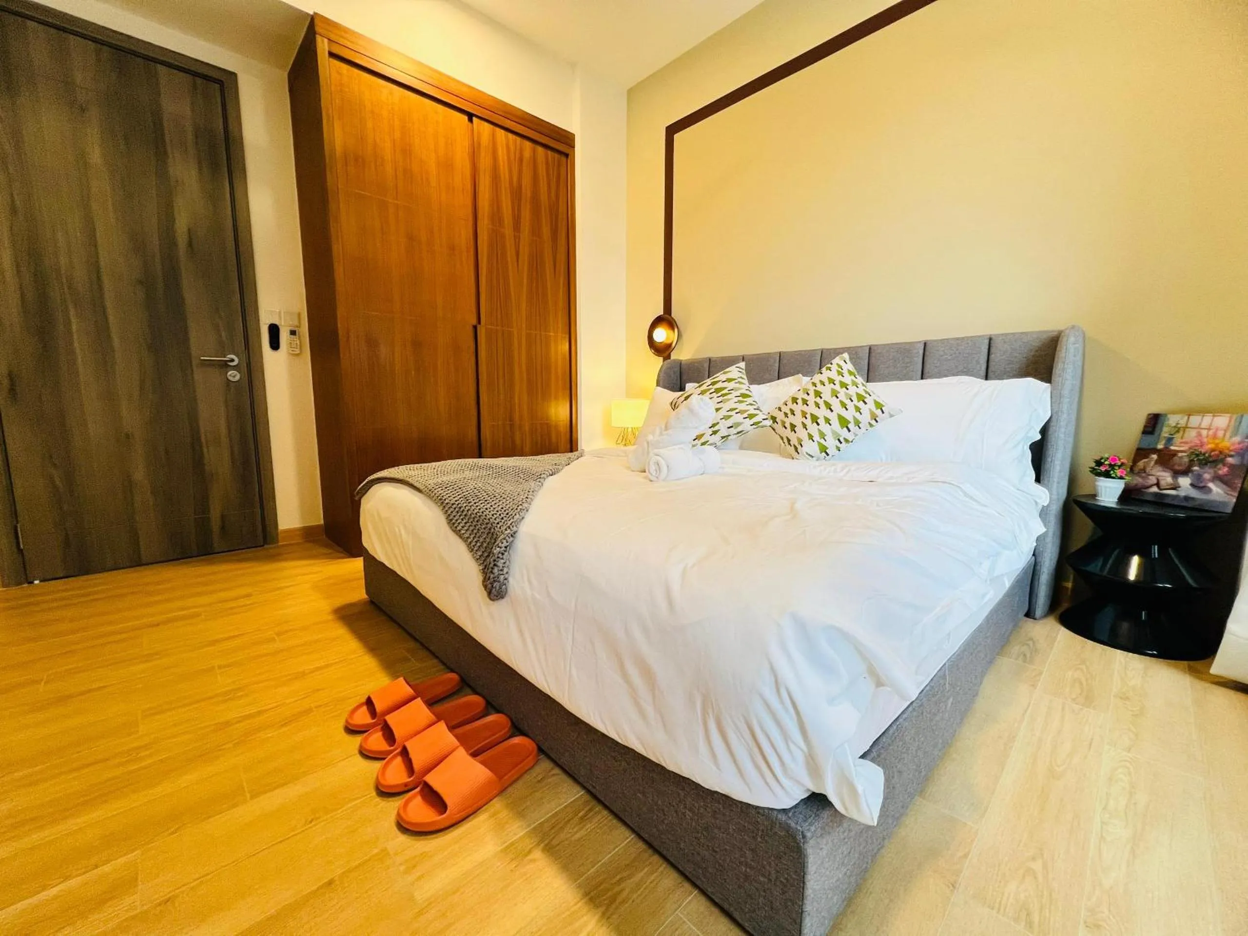 Bedroom, Bed in Agile Bukit Bintang by DeUrban