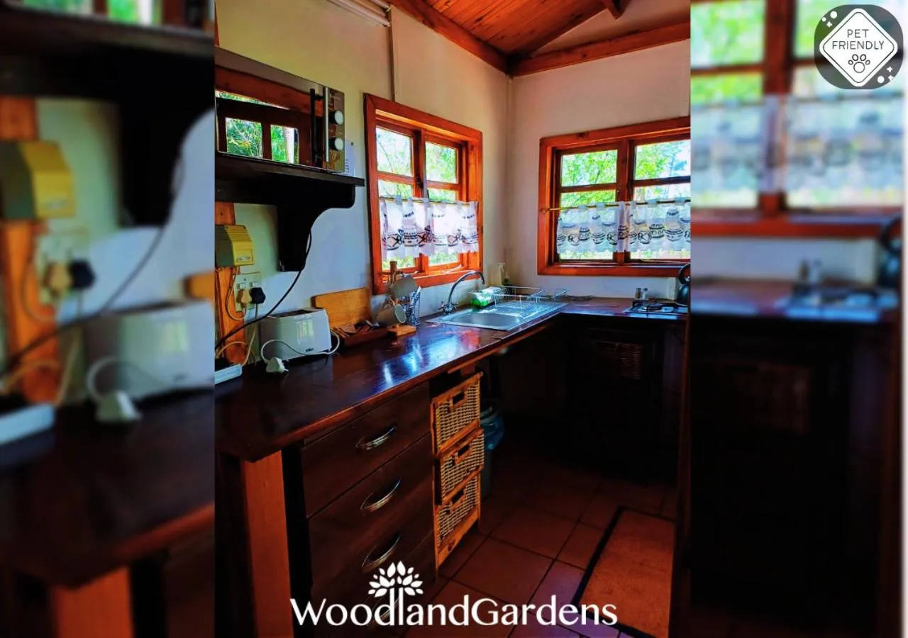 Kitchen or kitchenette in Woodland Gardens Self catering Pet Friendly Lodge