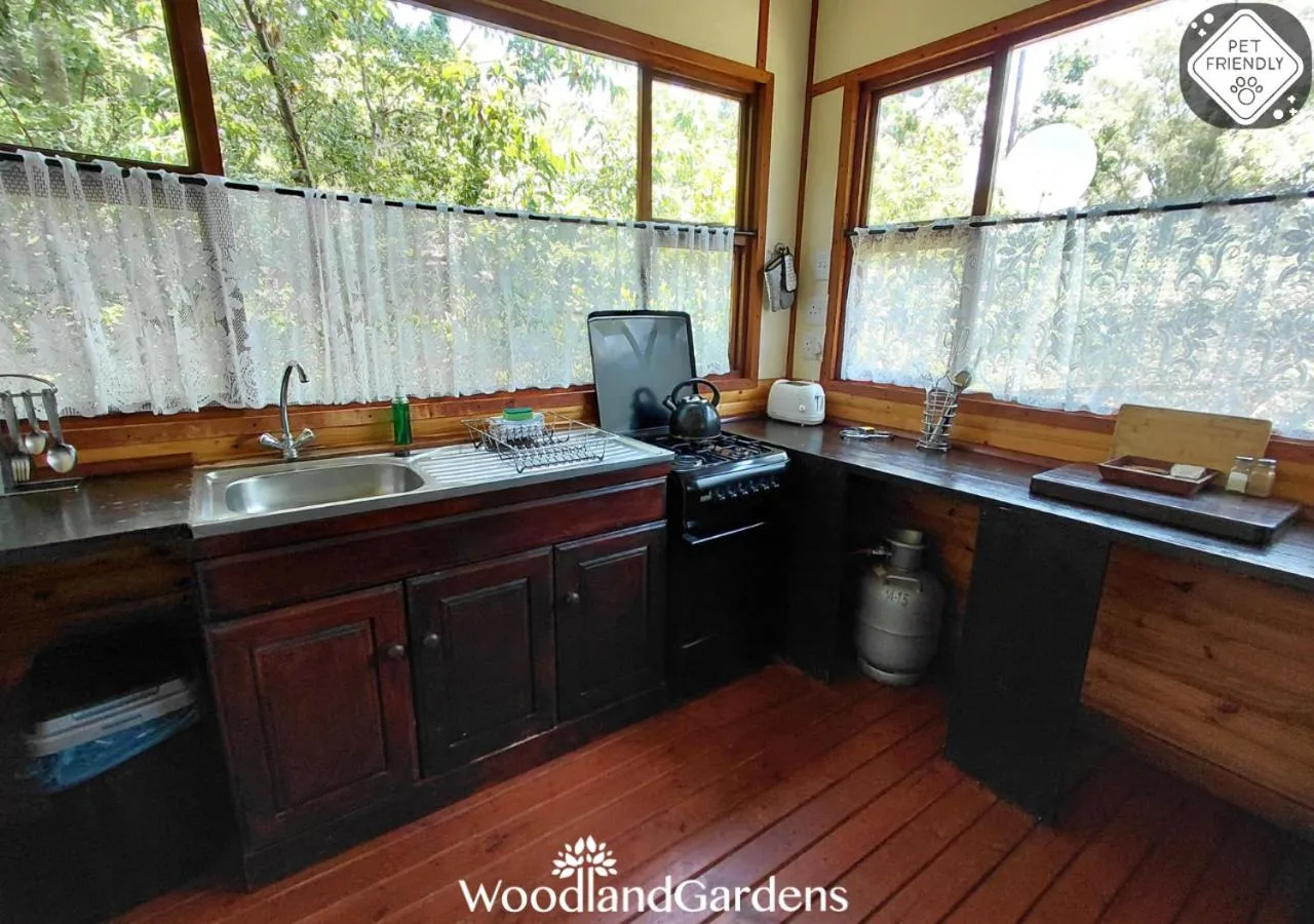 Kitchen or kitchenette in Woodland Gardens Self catering Pet Friendly Lodge