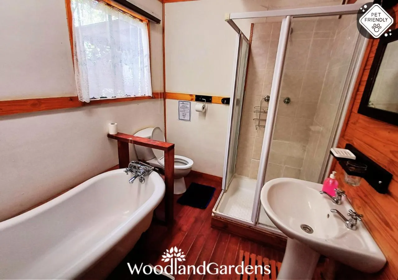 Shower in Woodland Gardens Self catering Pet Friendly Lodge