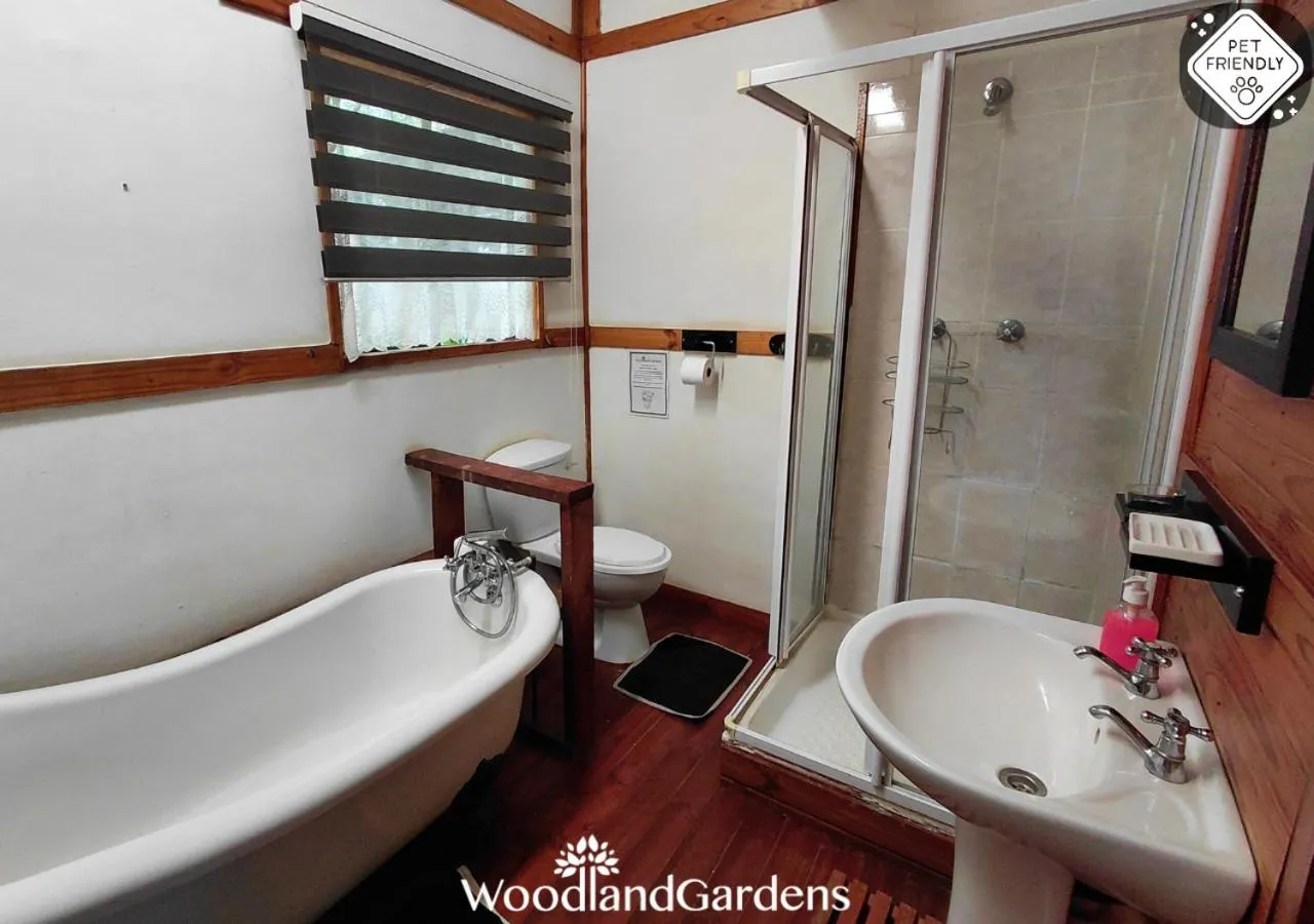 Bathroom in Woodland Gardens Self catering Pet Friendly Lodge