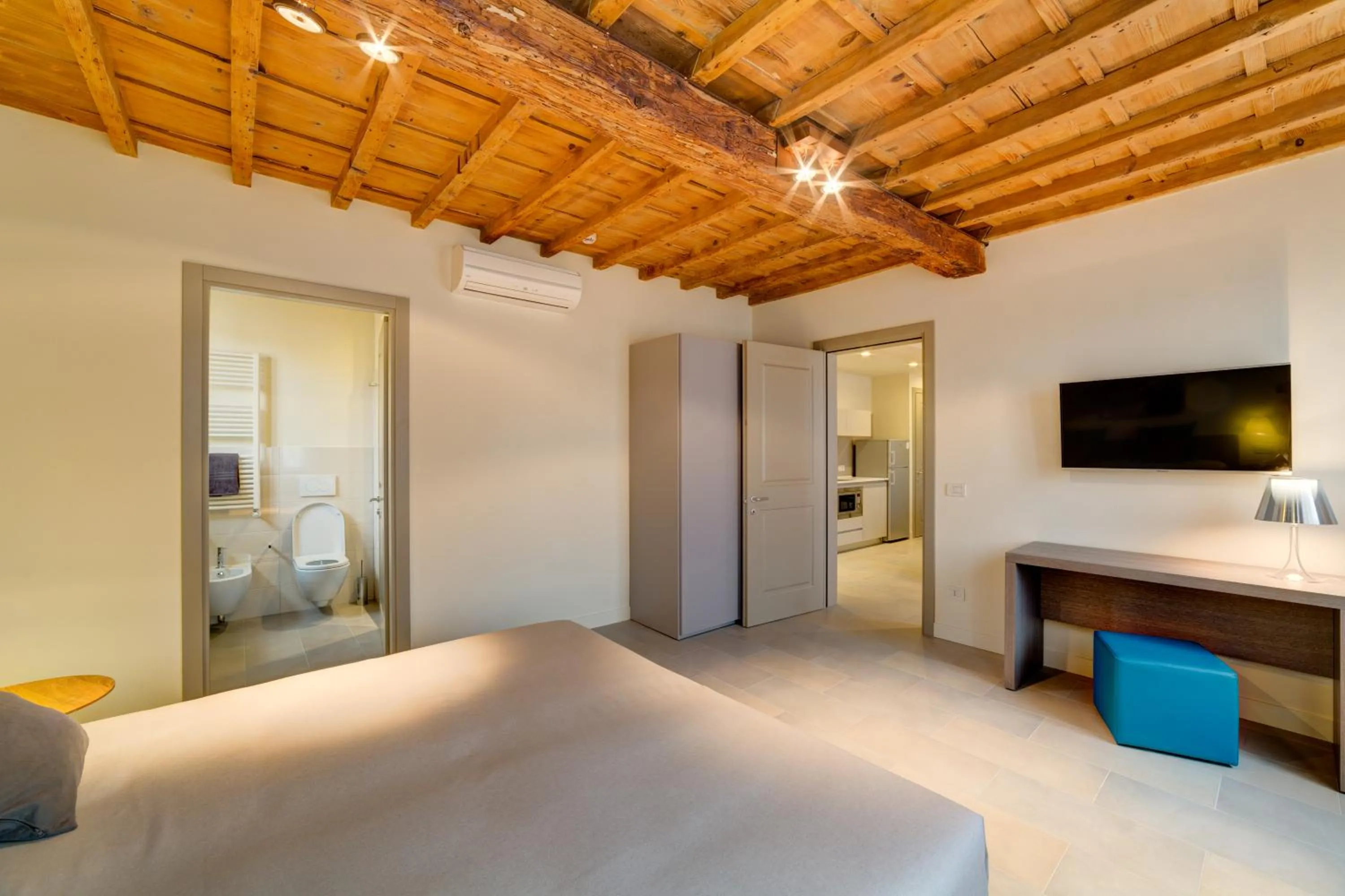 Toilet, Bed in Palazzo Mannaioni Suites