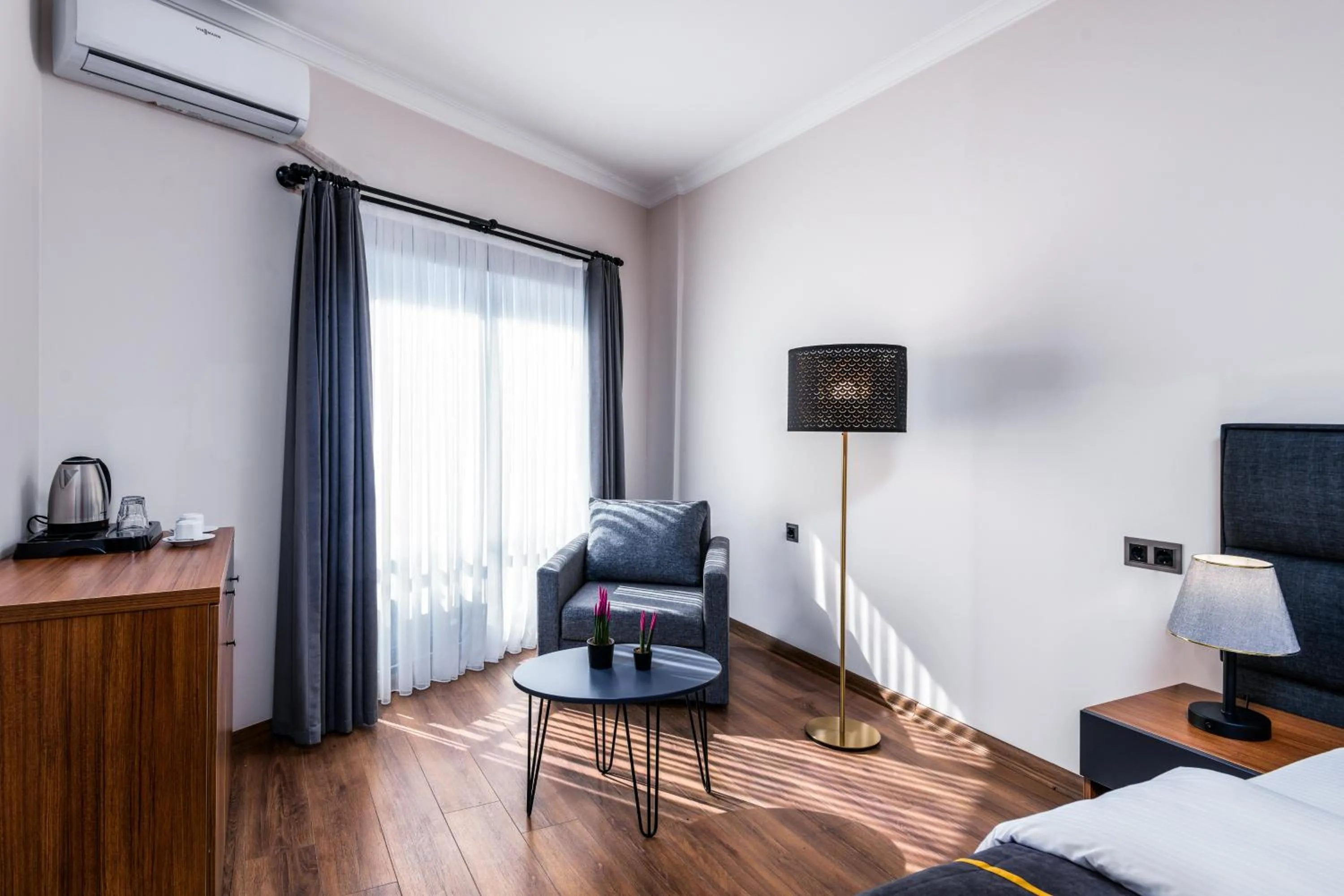 Seating area, Bed in sh hotel business