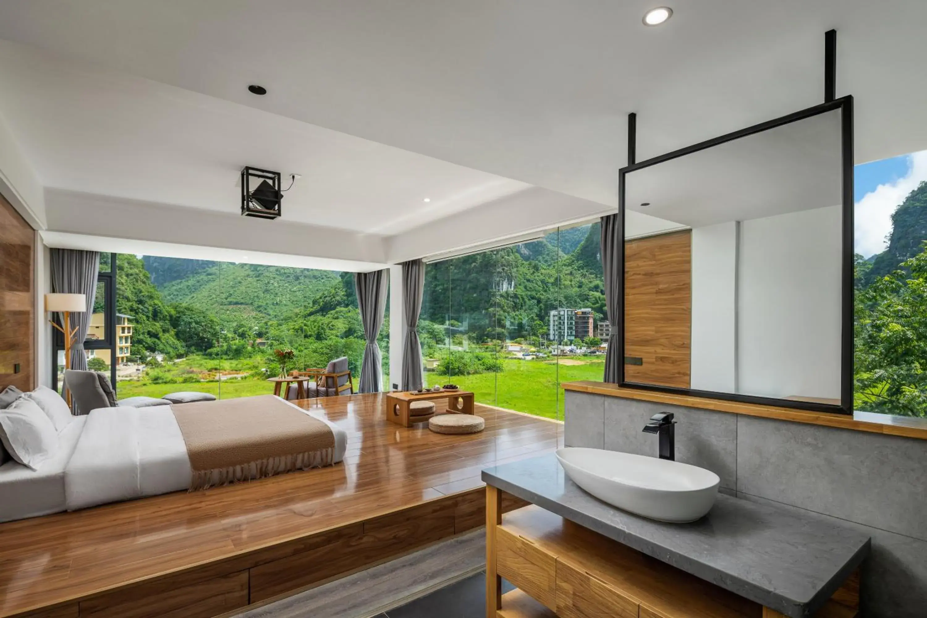 King Room with Mountain View in Yangshuo 1Q84 Tree Hotel King Room with Mountain View in Yangshuo 1Q84 Tree Hotel