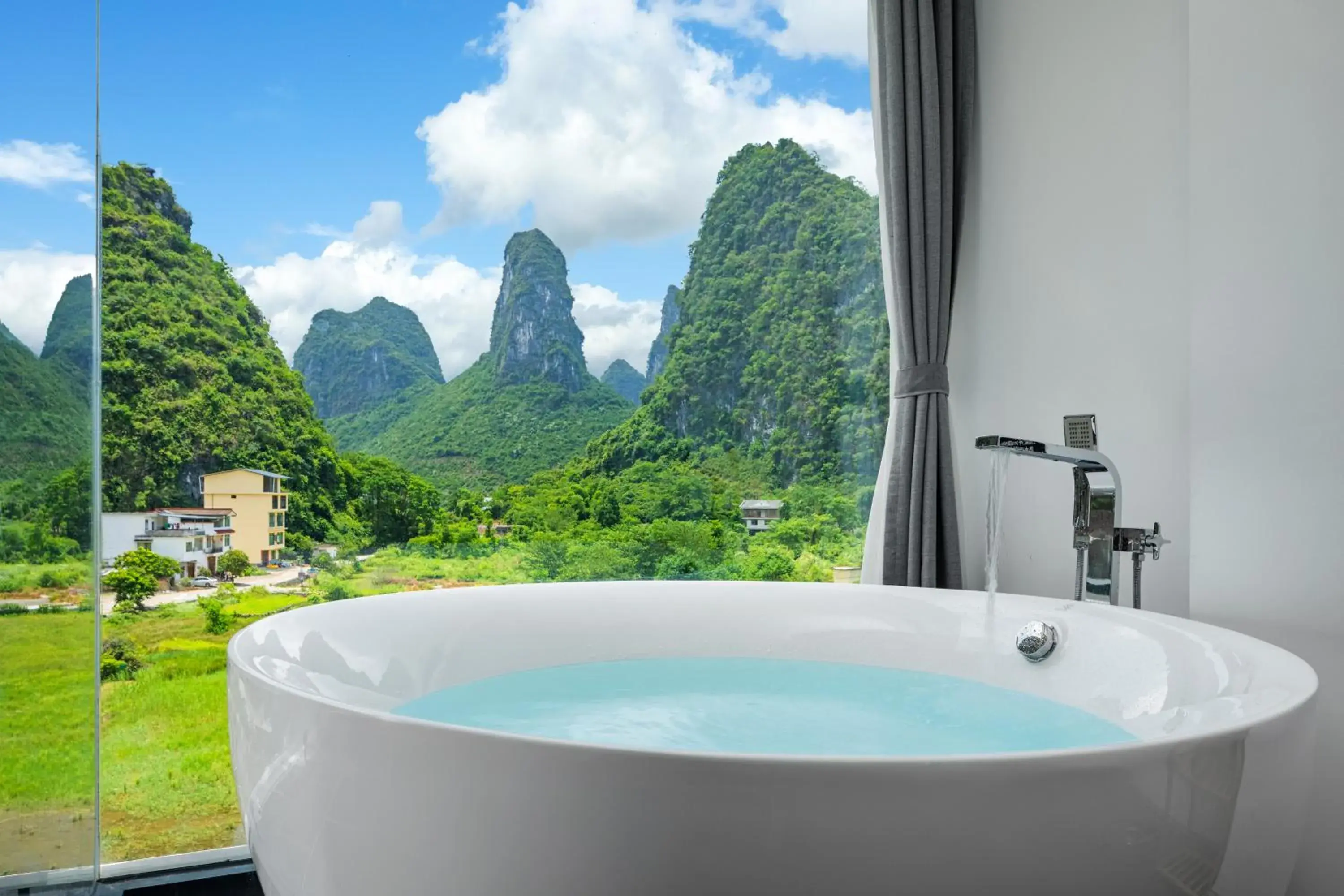 Superior Double Room in Yangshuo 1Q84 Tree Hotel Superior Double Room in Yangshuo 1Q84 Tree Hotel