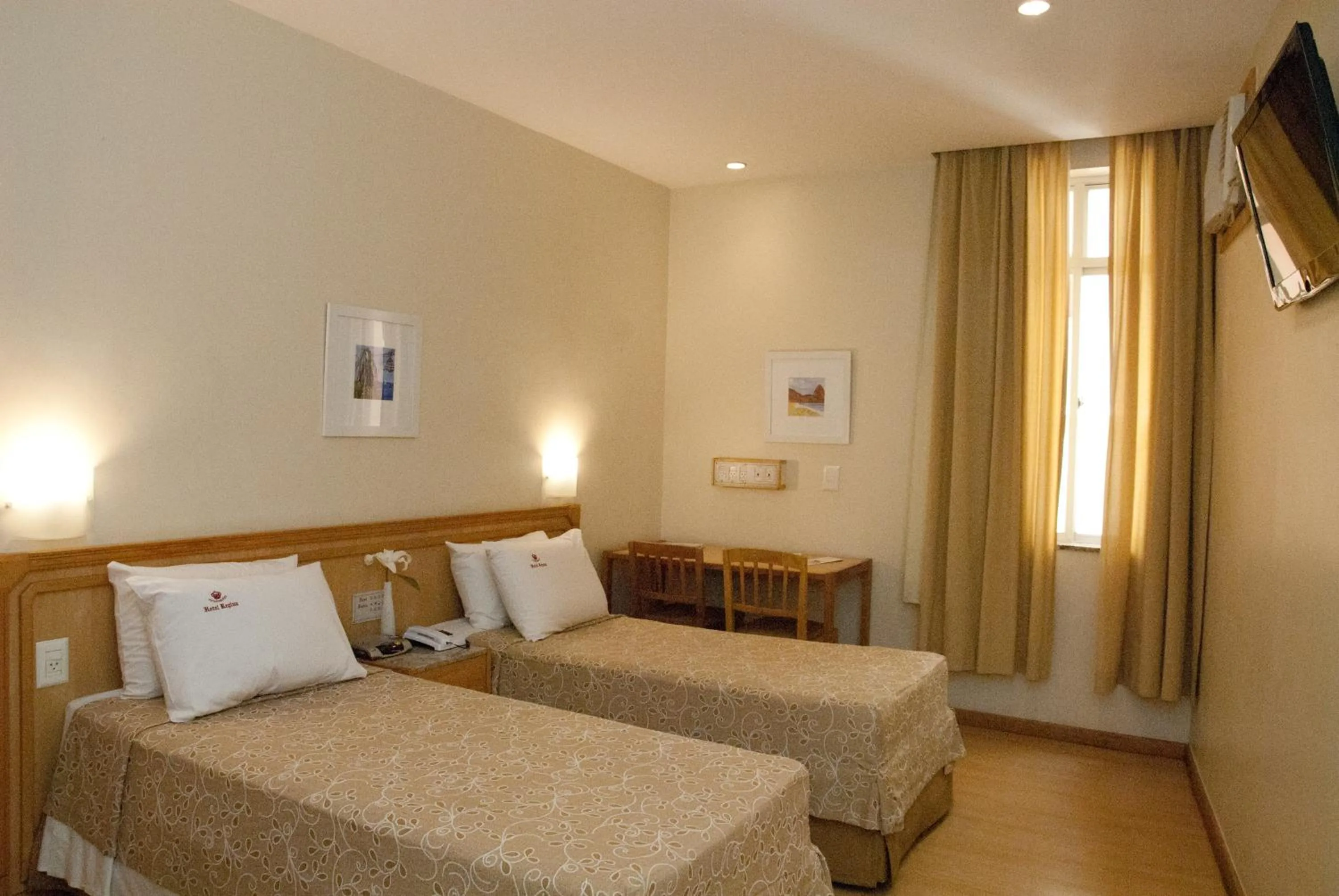 Bedroom, Bed in Hotel Regina Rio de Janeiro