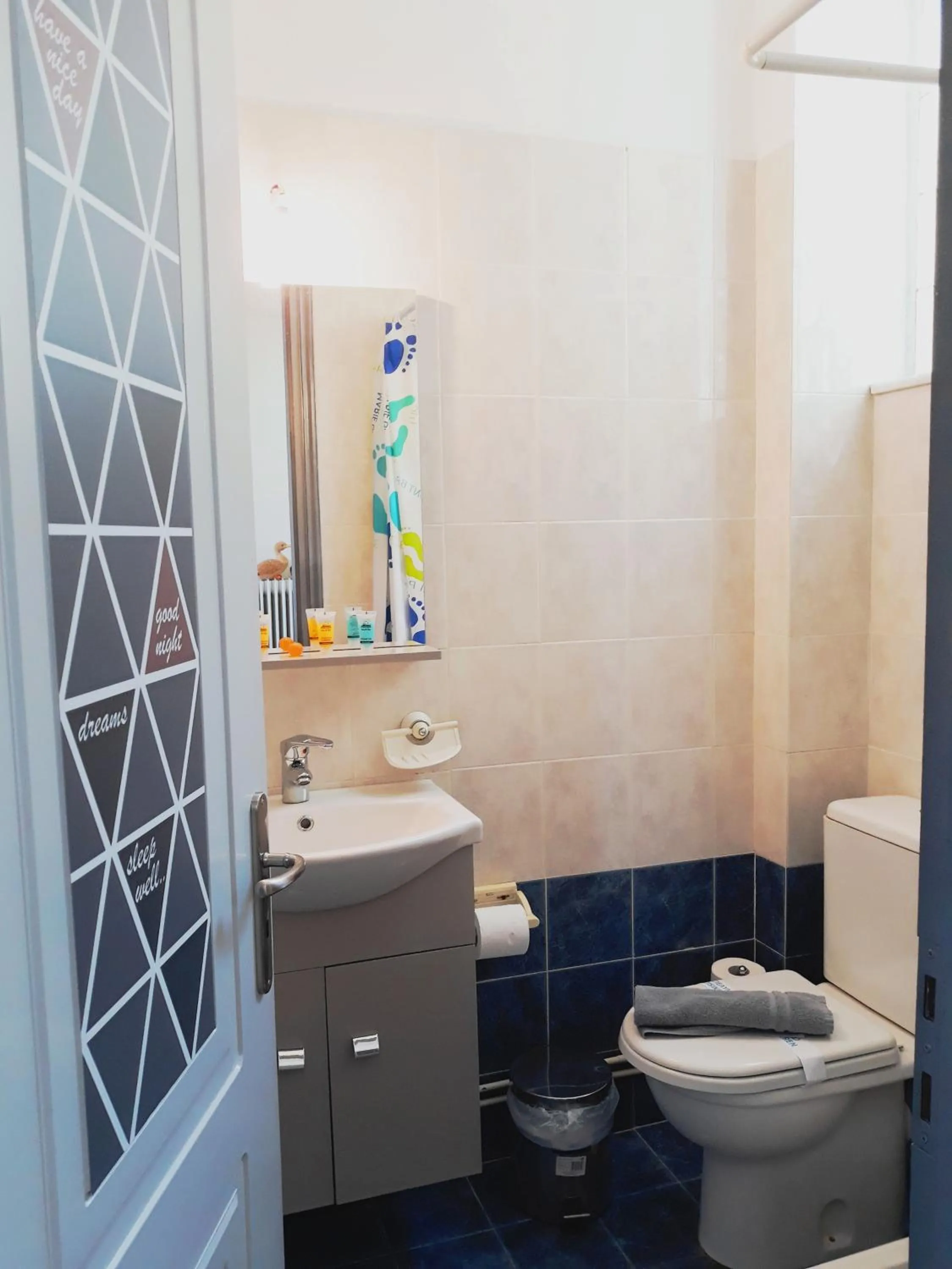 Shower in Point Twins Apartments
