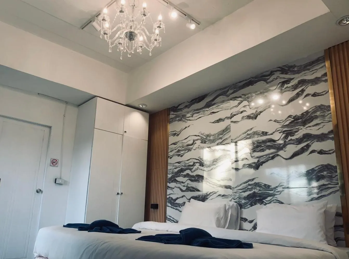 Bed in Kohchang Cabana Big Hotel with swiming pool & Beach