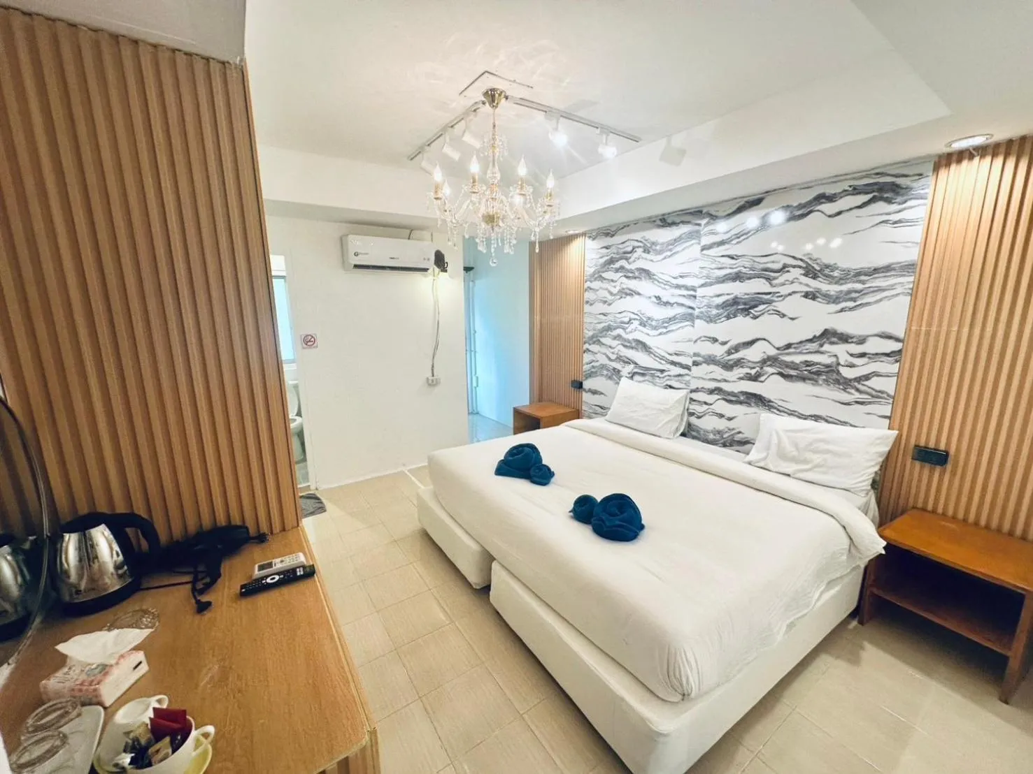 Bed in Kohchang Cabana Big Hotel with swiming pool & Beach